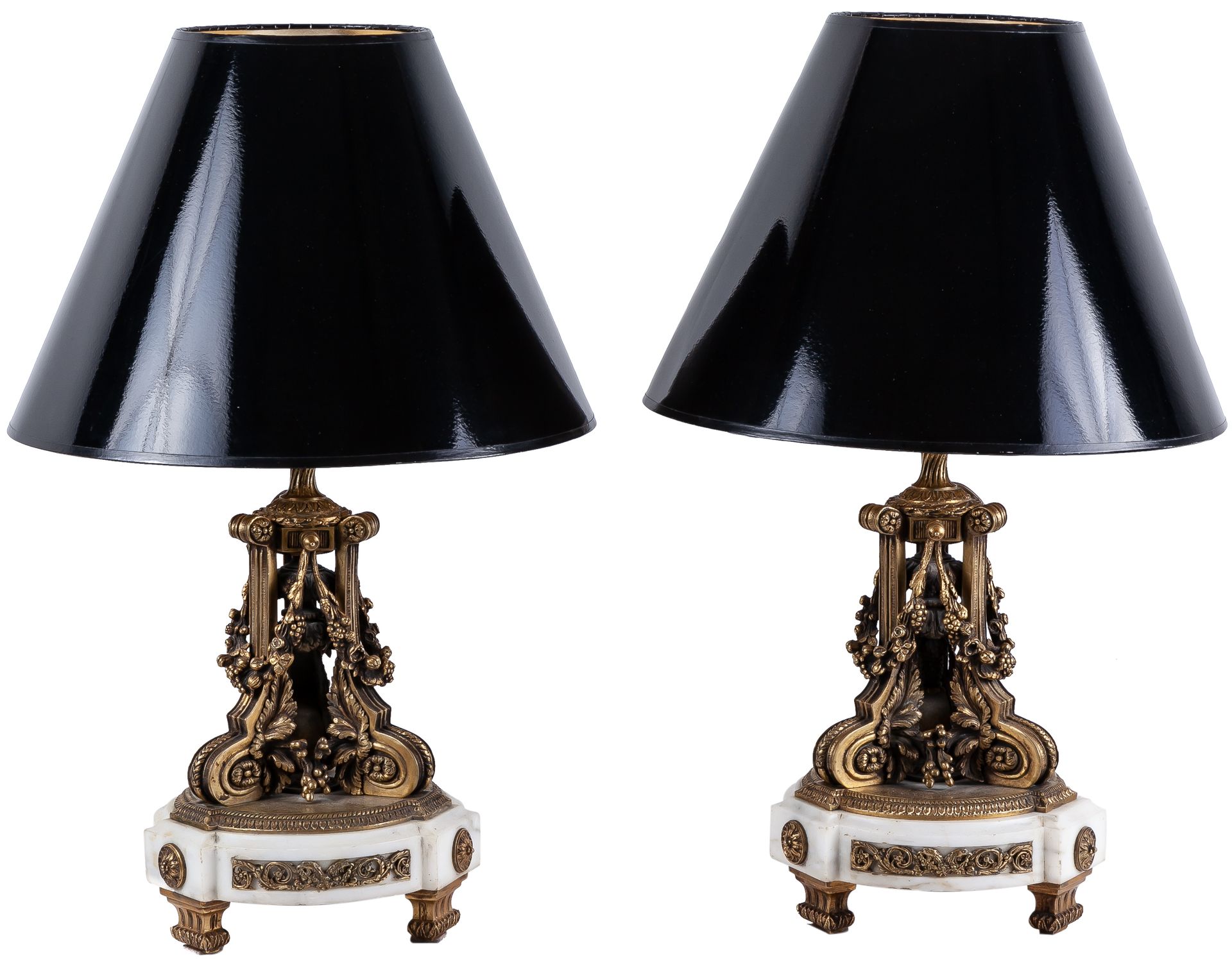 Null A Louis XVI style bronze and white marble table lamps

57 x 20 cm with shad&hellip;