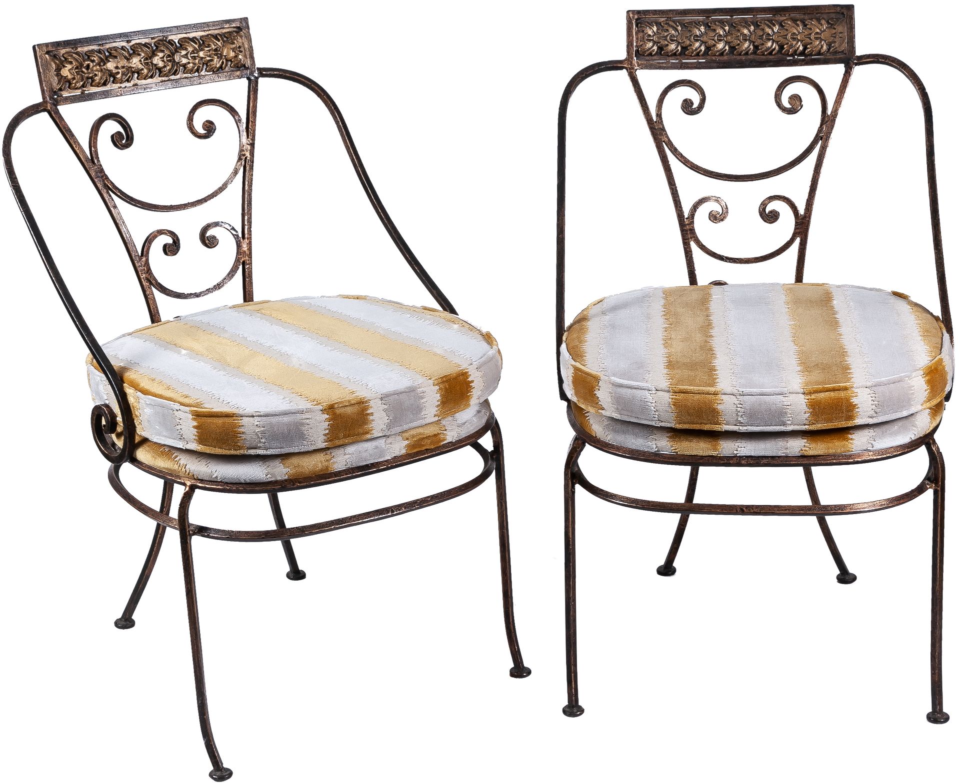 Null Une paire de chaises en fer patiné de style néoclassique

93 x 50 x 53 cm

&hellip;