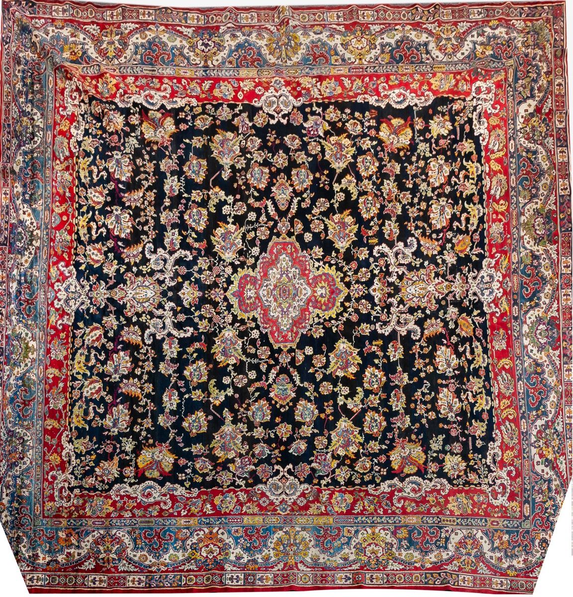 Null Tappeto persiano in lana decorato con volute vegetali su campo nero
480 x 5&hellip;