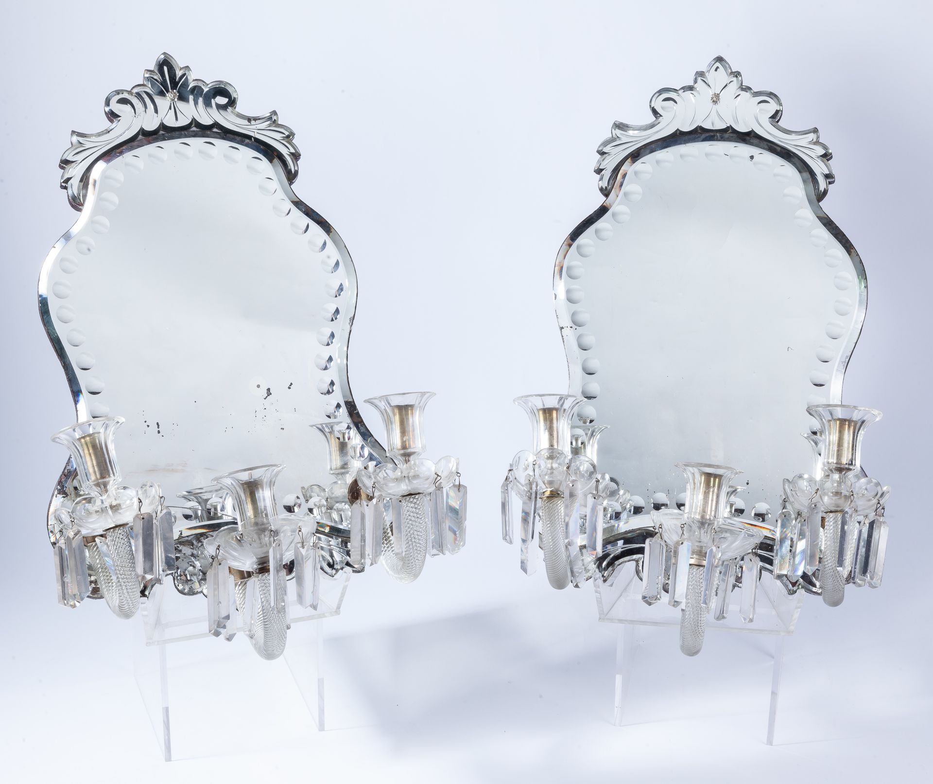 Null A pair of Murano mirrored three light wall sconces


53 x 34 cm