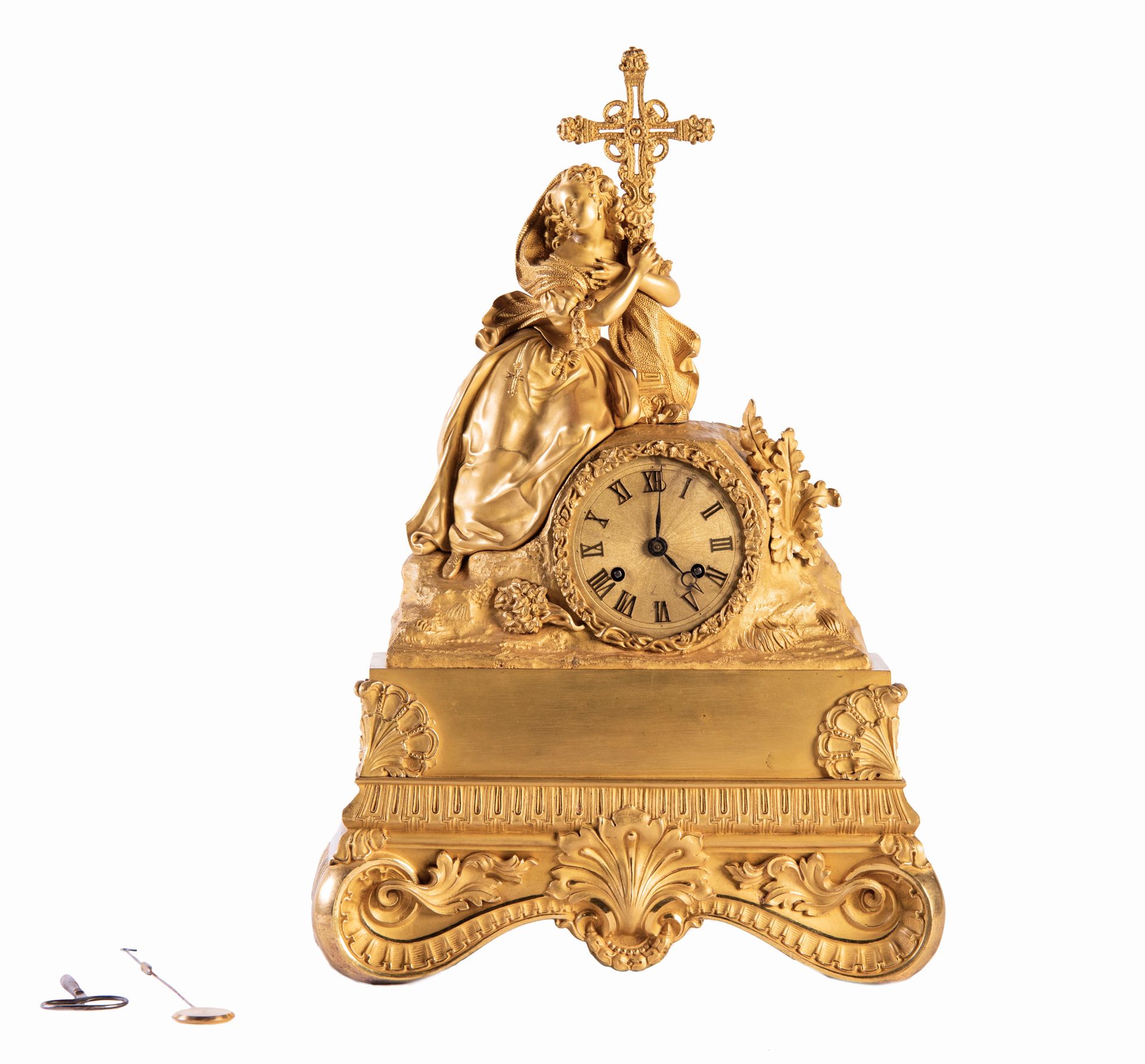 Null 19世纪法国木制壁炉钟，上面有一个带十字架的女士。
有一个玻璃和拼花的圆顶
45 x 10 x 29厘米
250 - 300 €