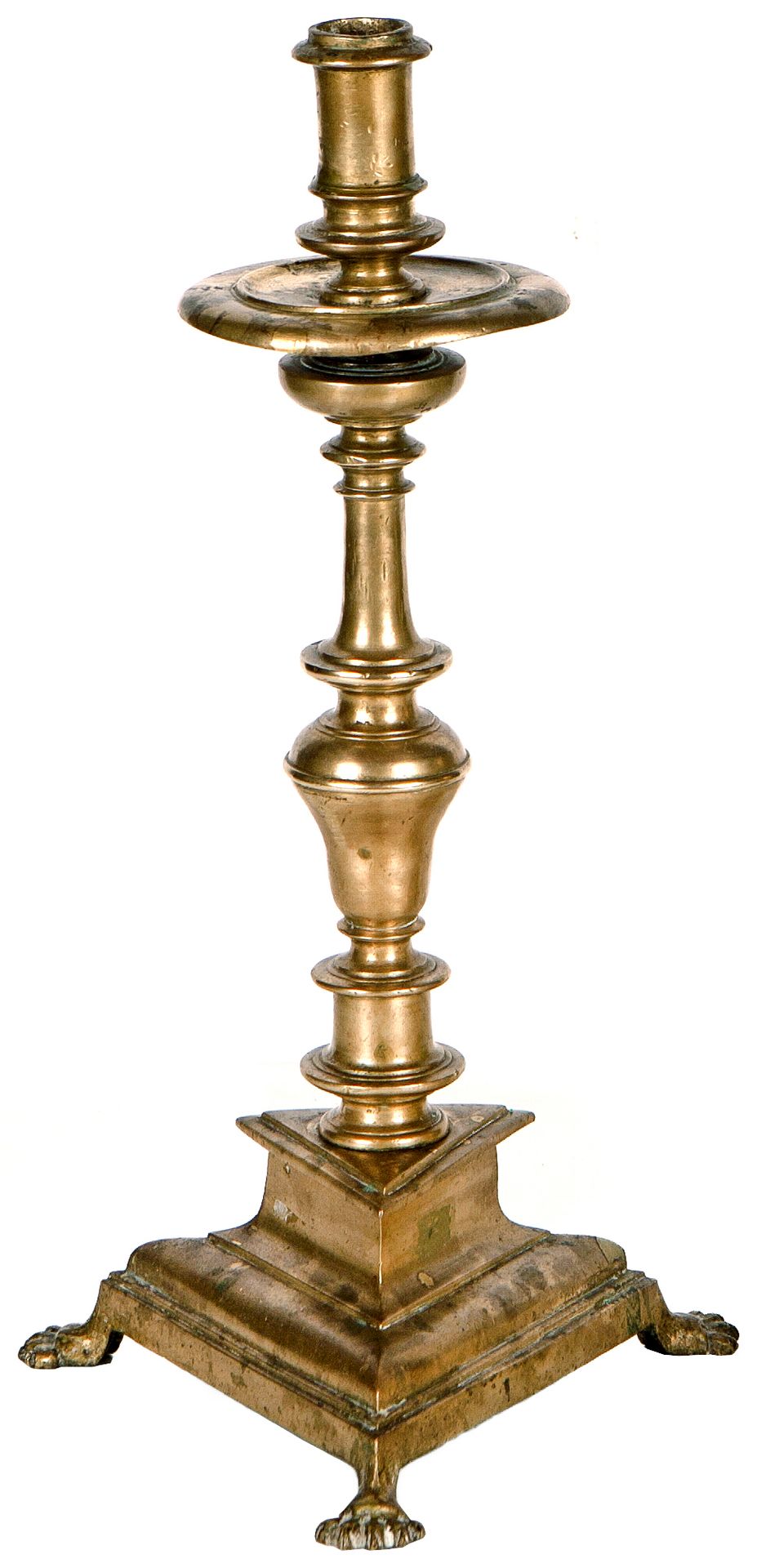 Null 青铜烛台，带栏杆的轴和狮爪装饰的三角形底座，17 世纪。
18 x 14 厘米
400 - 600 €