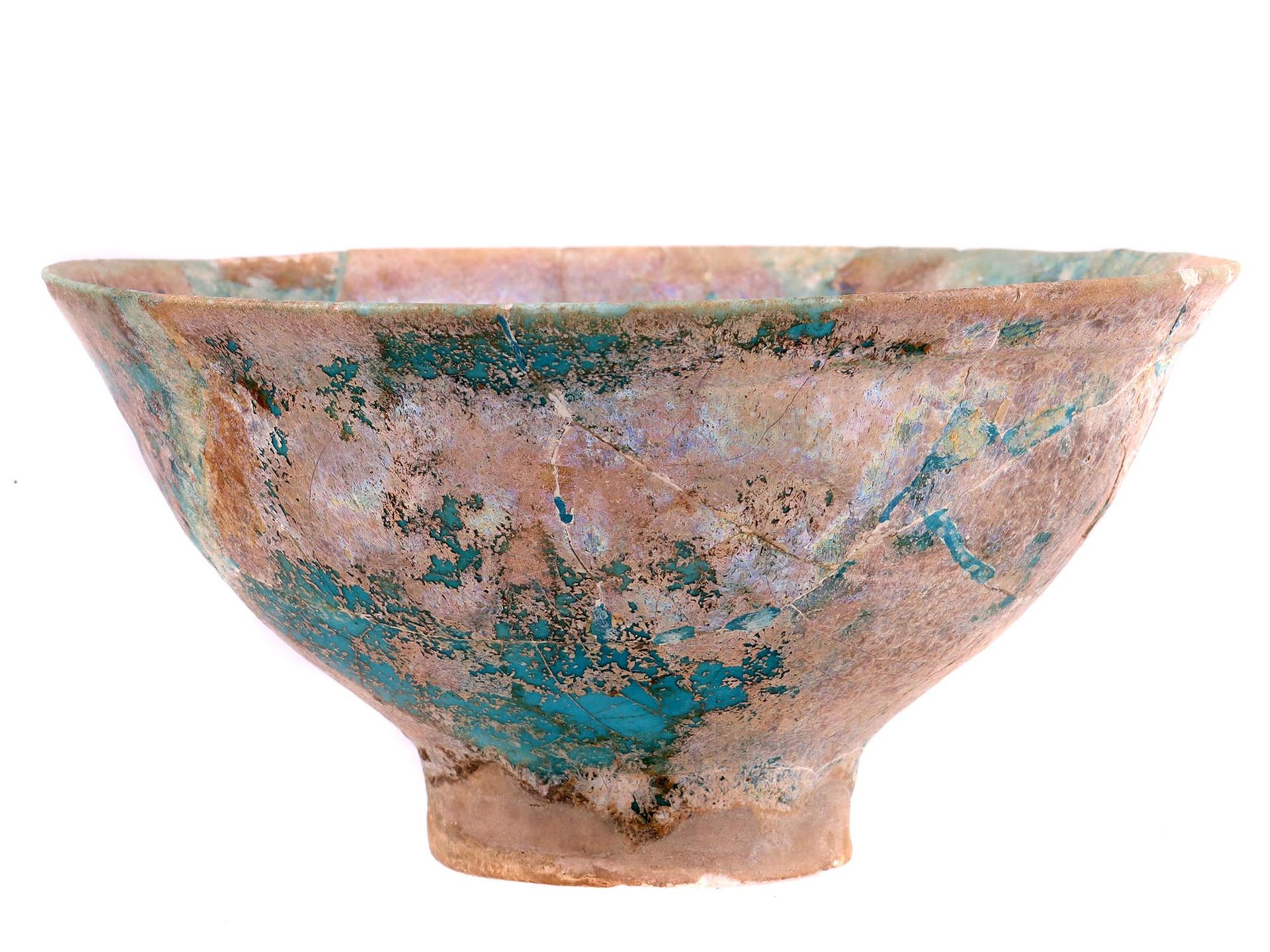Null 
波斯（伊斯兰）有脚陶瓷手绘碗，公元13世纪。有原来明亮的绿松石油漆和有光泽的彩虹色釉的痕迹。

尺寸：高：3英寸（7.5厘米）。
D：5.7/8英寸&hellip;