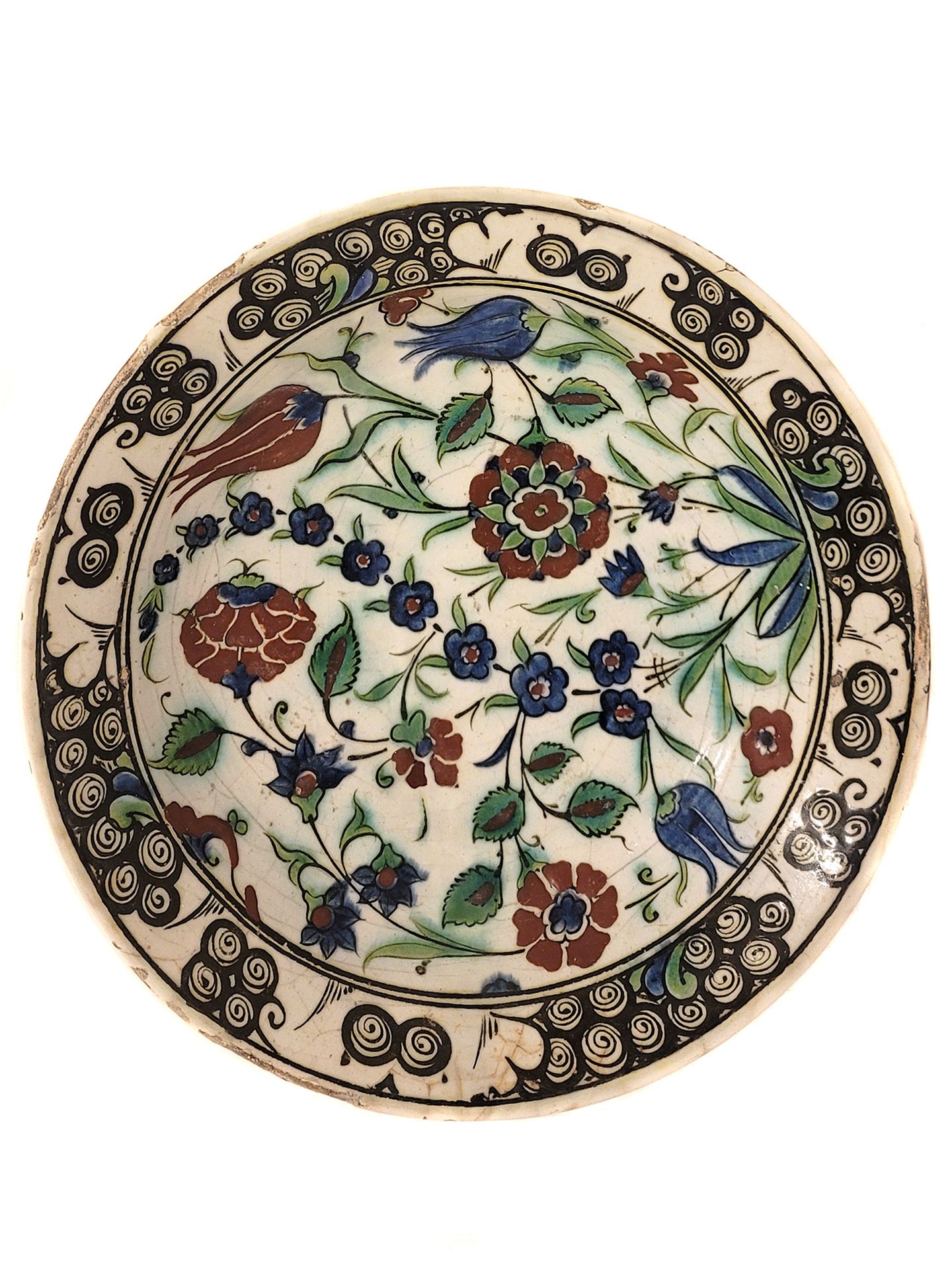 Null 
圆形的伊兹尼克多色陶器大盘子，带有花边，土耳其，17世纪。
质量超群。

尺寸：直径：11 3/4英寸（30厘米）。

整体良好，边缘有轻微的破损，&hellip;