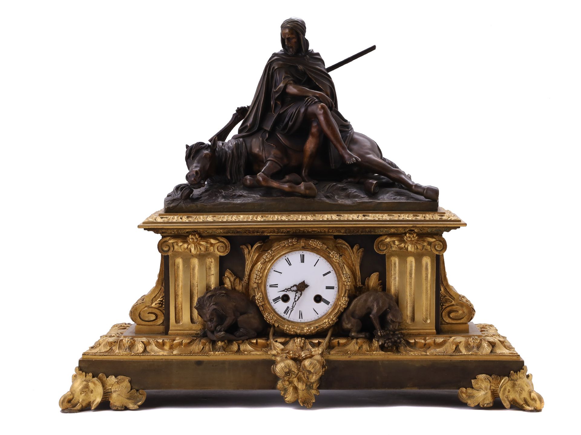 Null 
一个大型的木制壁炉钟，上面有一个青铜铸造的人物，描绘了坐在马背上的阿拉姆。贝都因人的造型是背着他的米克雷特步枪休息。钟架上有三个鎏金青铜的象形腿。
&hellip;