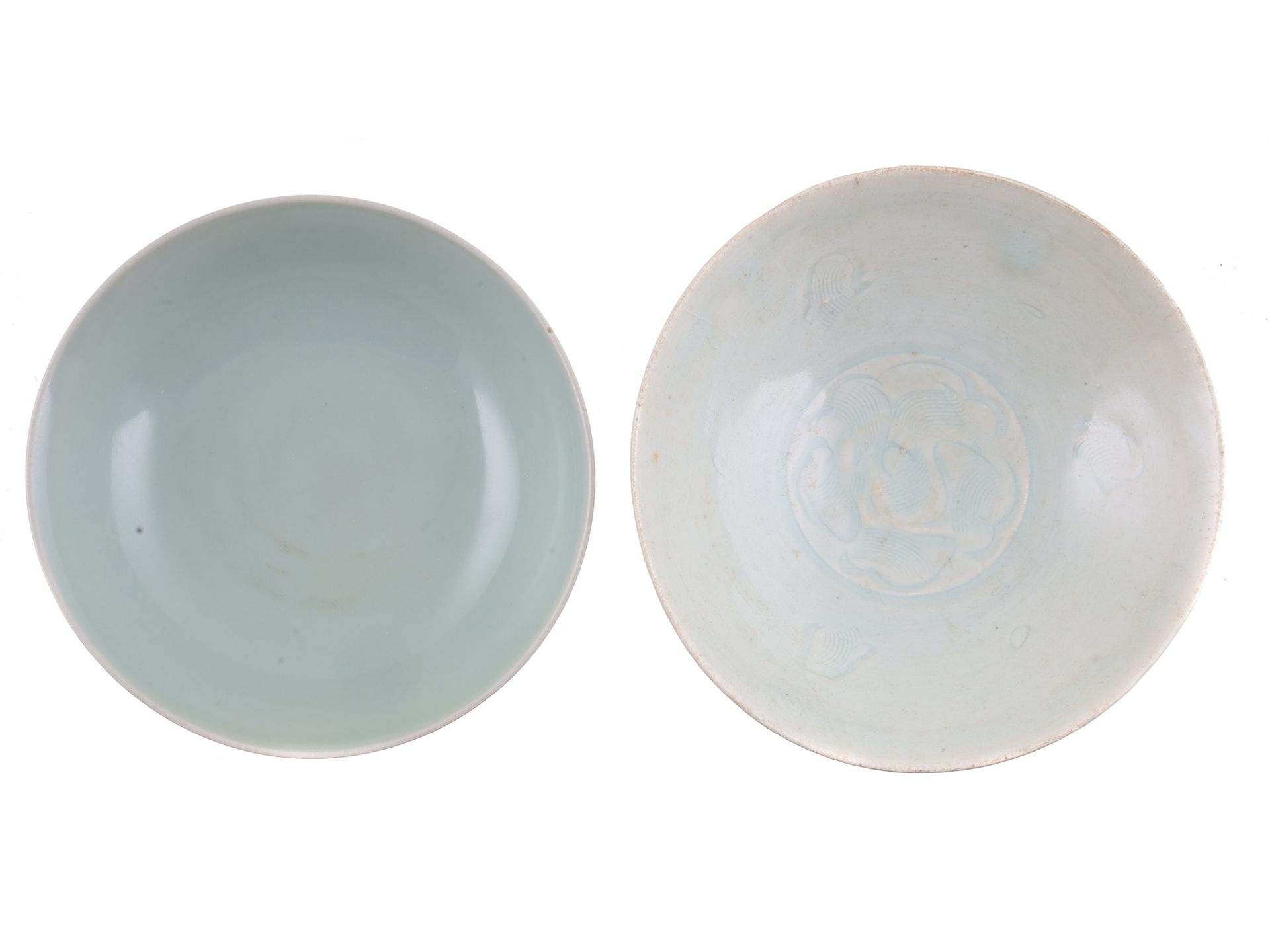 Null 
Zwei chinesische Schalen aus glasiertem Celadon-Porzellan. Eine hat eine k&hellip;