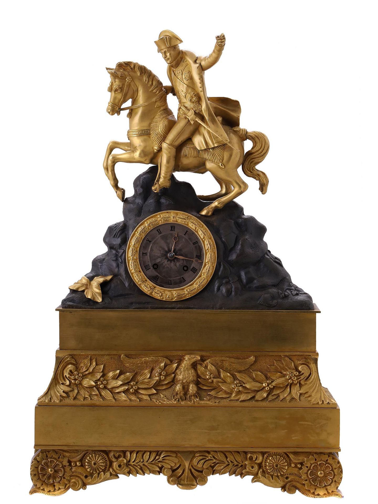 Null 
法国拿破仑的青铜丝线壁炉钟，其特点是拿破仑-波拿巴身穿军装，手举在空中，骑在一匹飞奔的马上的鎏金铜像。钟盒上有花卉和滚动的花丝装饰，中间有一个鹰的图&hellip;