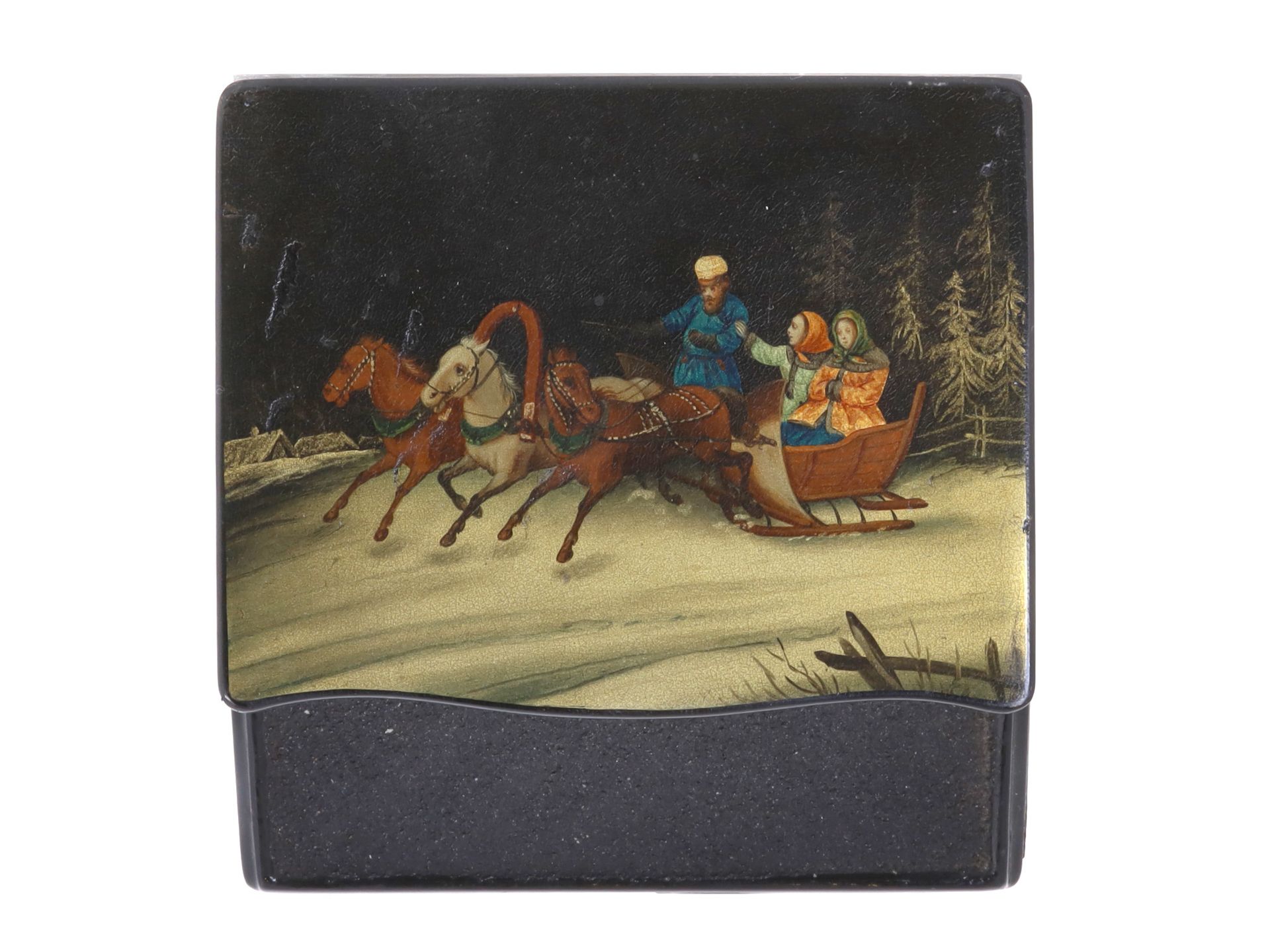 Null 
古老的俄罗斯火柴盒和火钳，Lukutin工厂，大约在1863-1876年。纸浆，漆器，手绘了一个场景，描绘了两个女孩和一个出租车司机在三匹马拉的车上&hellip;