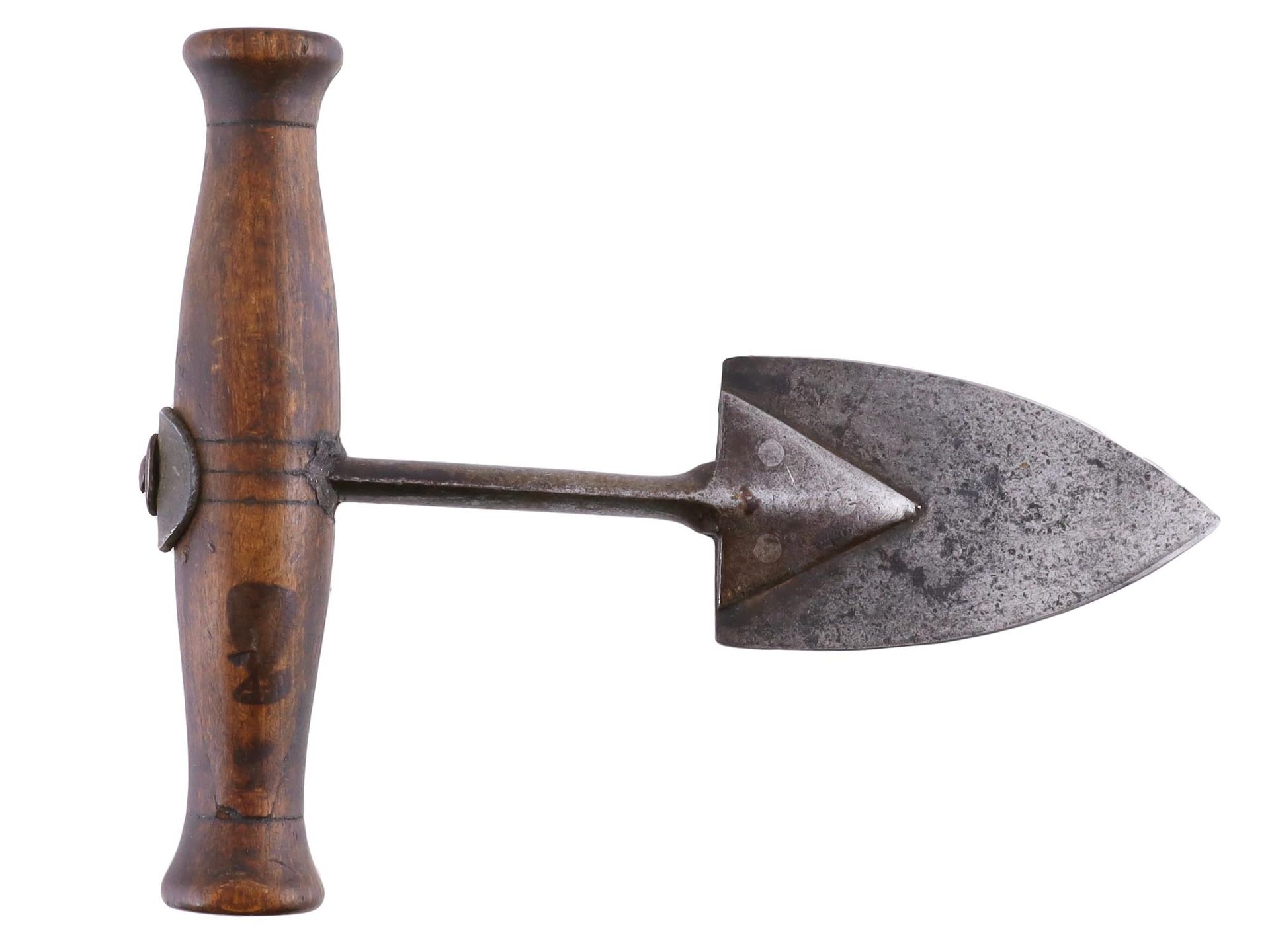 Null 
一把不寻常的推式匕首，可能是由鱼叉转化而来，有一个大的转木柄，长5 3/8英寸（13.5厘米）。

尺寸：长：6 3/4英寸（17厘米）。

总体来&hellip;