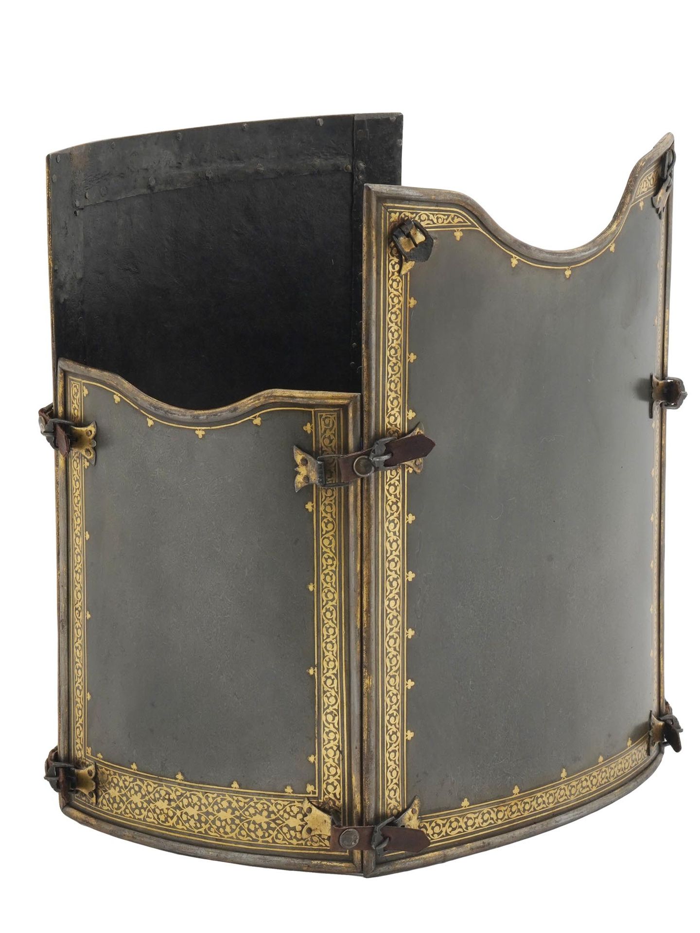 Null 
罕见的一套四块 "Char-Aina "盔甲板，来自萨法维时期，伊朗，18世纪。
大马士革钢镶嵌黄金 "koftgari"，长方形和凸起，上部略微弯&hellip;