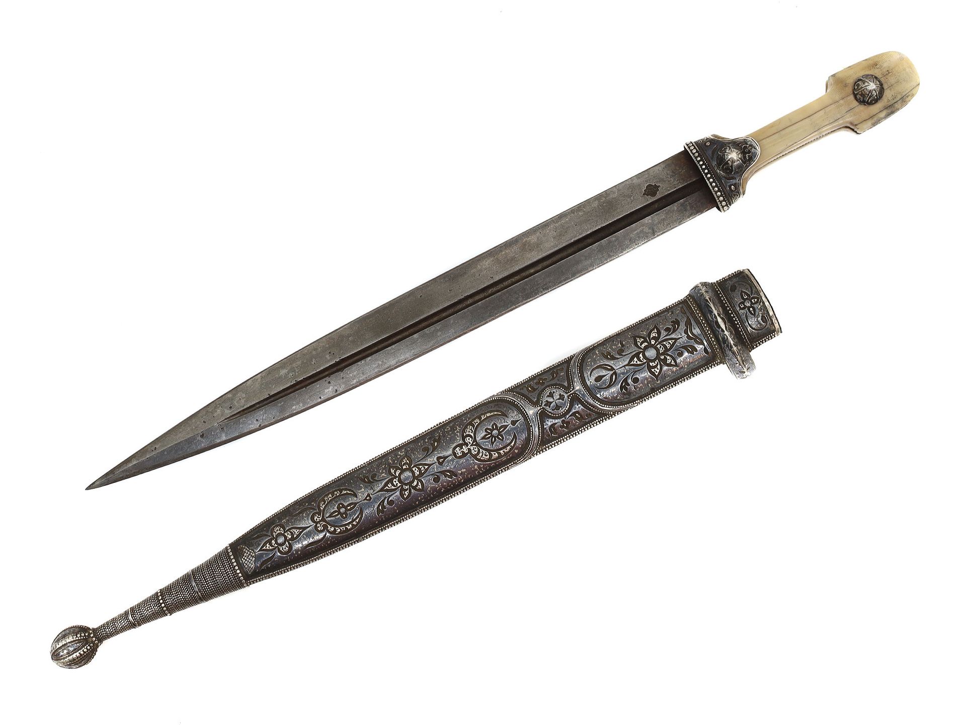 Null 
一把伊斯兰教的达吉斯坦高加索匕首，上面刻有银色的支架，并以涅罗装饰。刀鞘的正面有一个月牙。具有独特形式的刀柄是由雕刻的骨头制成的。剑鞘上有俄罗斯帝国&hellip;