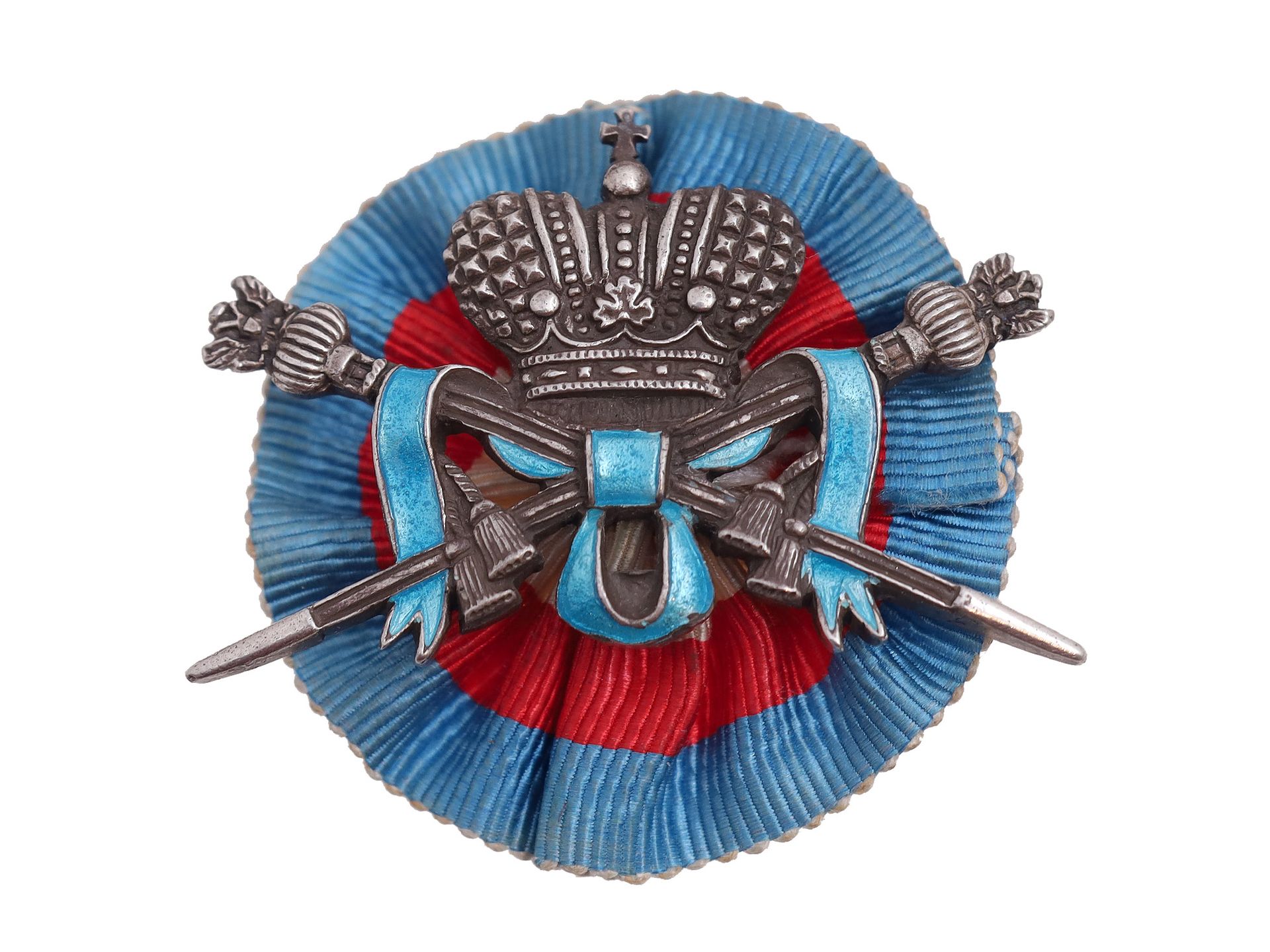 Null 
一枚多层结构的俄罗斯银和掐丝珐琅徽章，以俄罗斯帝国的乌鸦为头顶的交叉束带为特色、
印有 "84 "和圣彼得堡的 "十字锚"。
约1900年。1900&hellip;