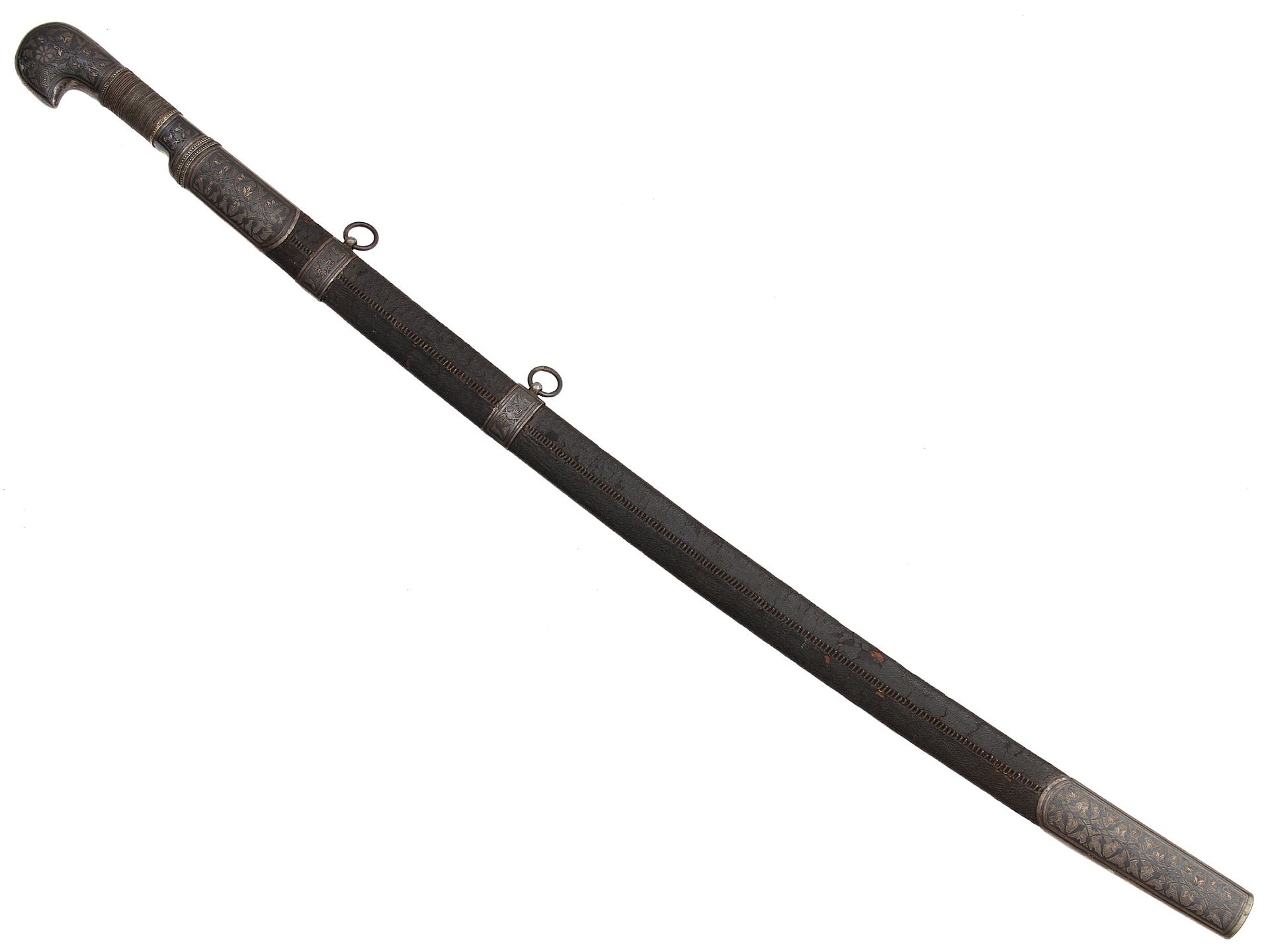 Null 
一把土耳其shashka剑，略微弯曲的单刃剑，有三个狭窄的满齿。有特色的亚洲类型的耳状银柄，装饰有雕刻和涅罗。剑鞘是木制的，上面覆盖着原来缝制的缺失&hellip;
