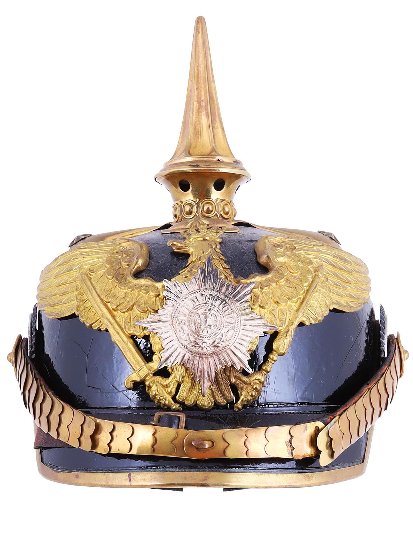 Null 
一战时期的德国 "Pickelhaube"，由漆黑的皮革制成，冠部有一块黄铜圆板，上面有四个铆钉，顶部有一个3 1/2英寸的黄铜钉。前面有一个黄铜的&hellip;