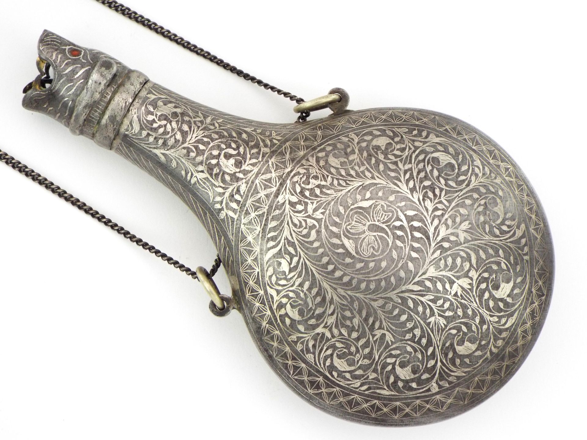 Null Poire à poudre décorative indo-persane du XIXe siècle, délicieusement damas&hellip;