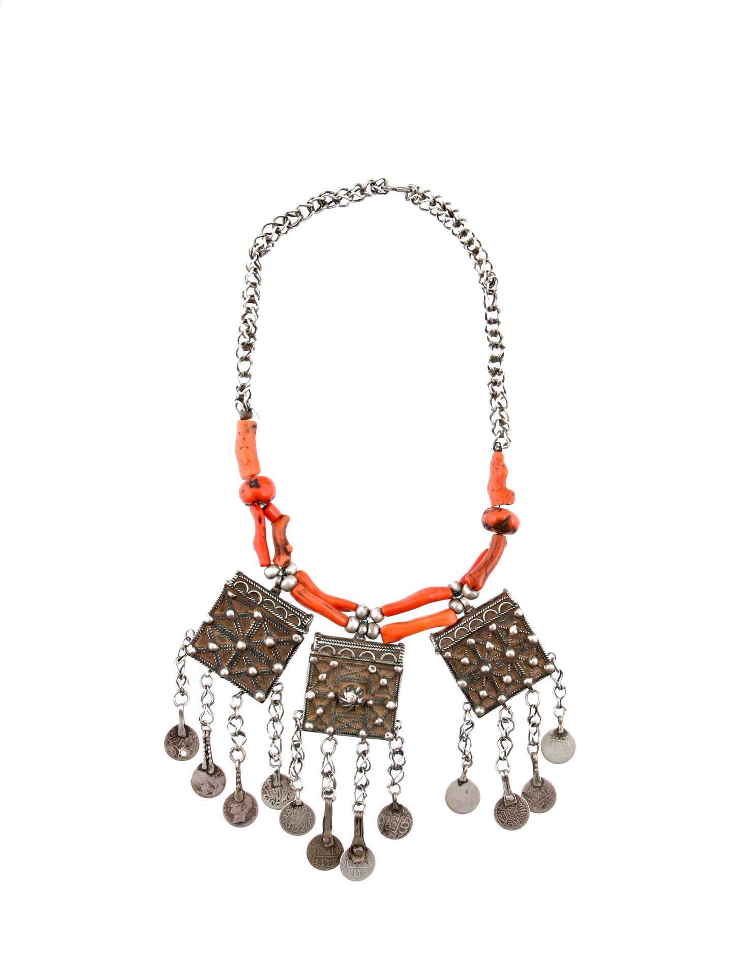 A Berber Necklace with three Pendants 带三个珠宝吊坠的项链

柏柏尔人，萨赫勒人

Ohne Sockel / 无底座

&hellip;