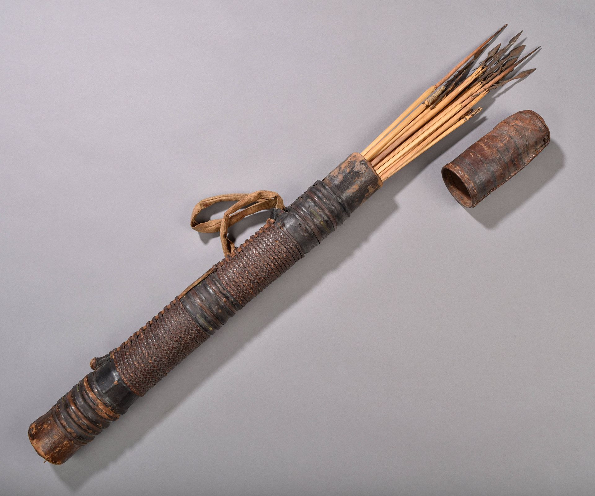 A Pygmy Quiver with Arrows 带箭头的箭筒

俾格米人，中部非洲

Ohne Sockel / 无底座

木材、皮革、铁。长67厘米。
&hellip;
