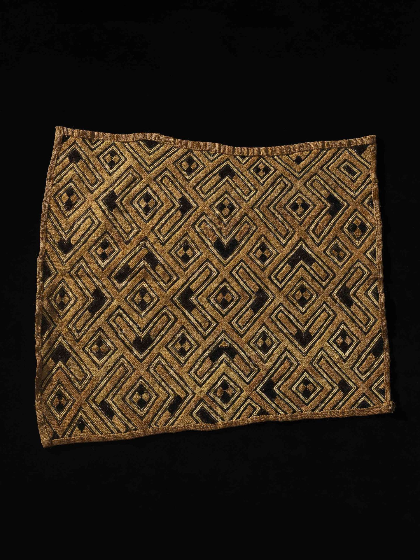 A Kuba Cut-Pile Embroidery Fabric Tessuto felpato Raphia

Cuba, RD Congo

Ohne S&hellip;