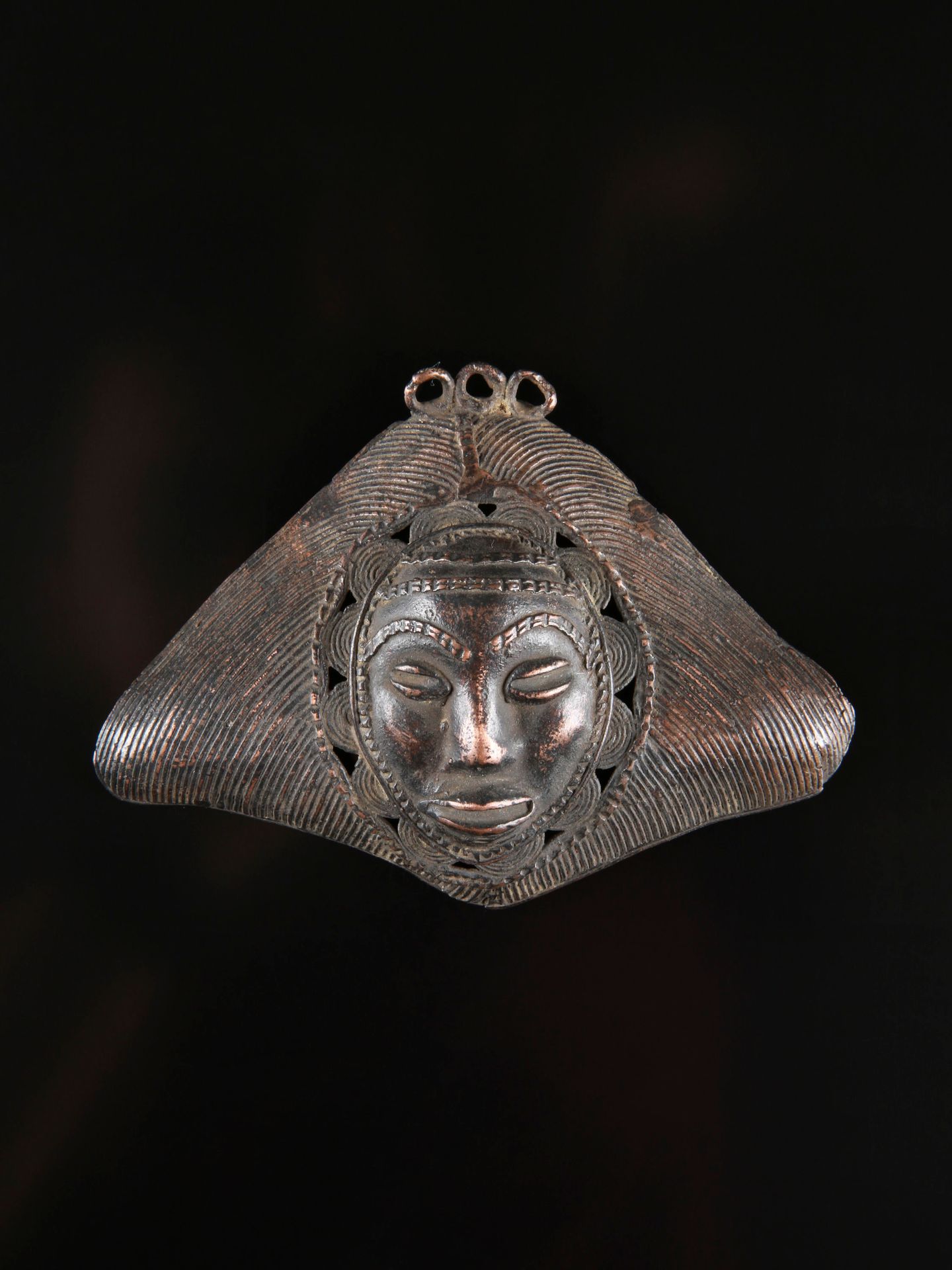 An Akan Jewelry Pendant 珠宝吊坠

阿坎，科特迪瓦

Ohne Sockel / 无底座

铜。高7,5厘米。宽11厘米。

 

出处&hellip;