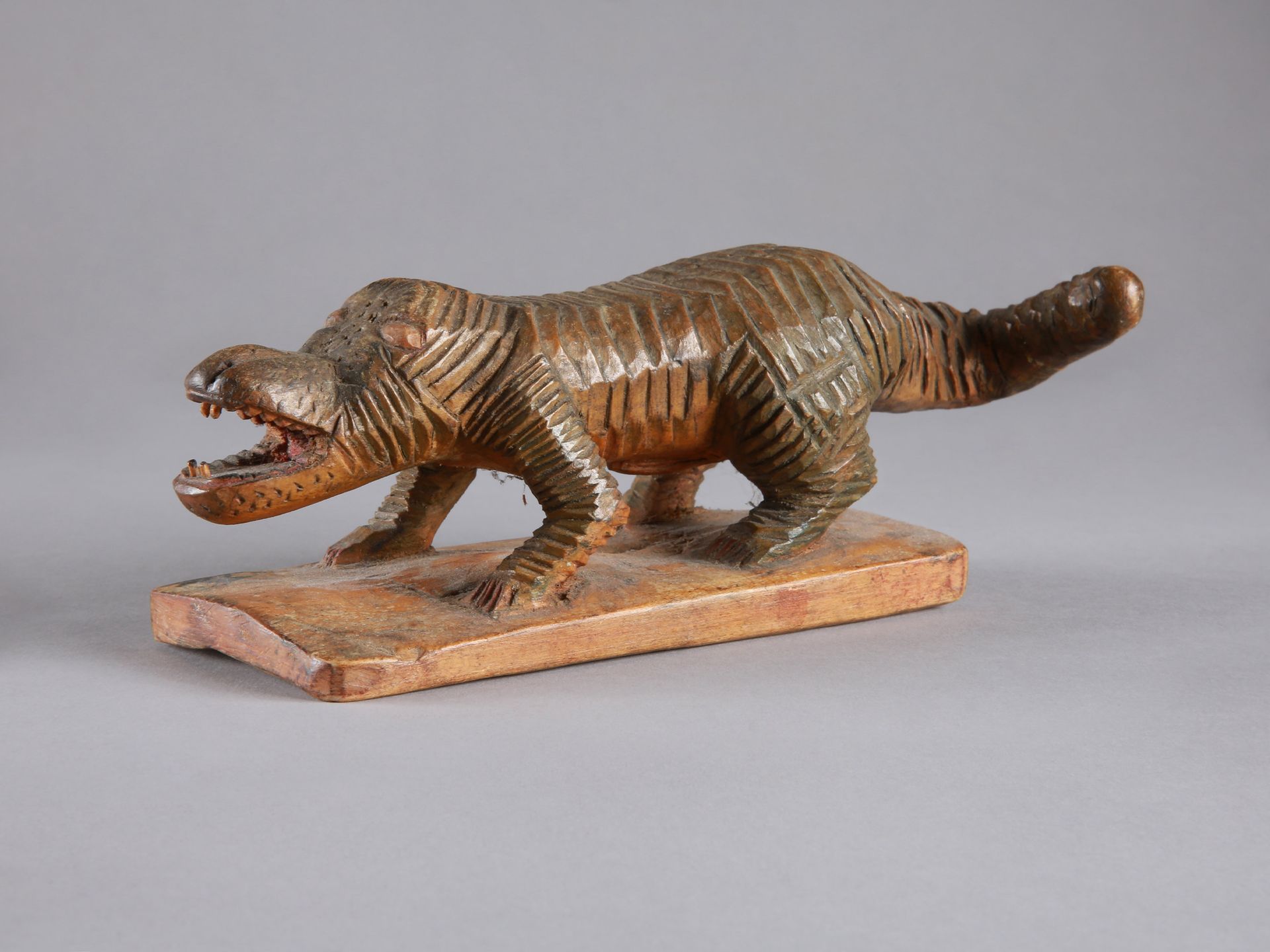 Miniature Representation of a Crocodile Représentation miniature d'un crocodile
&hellip;