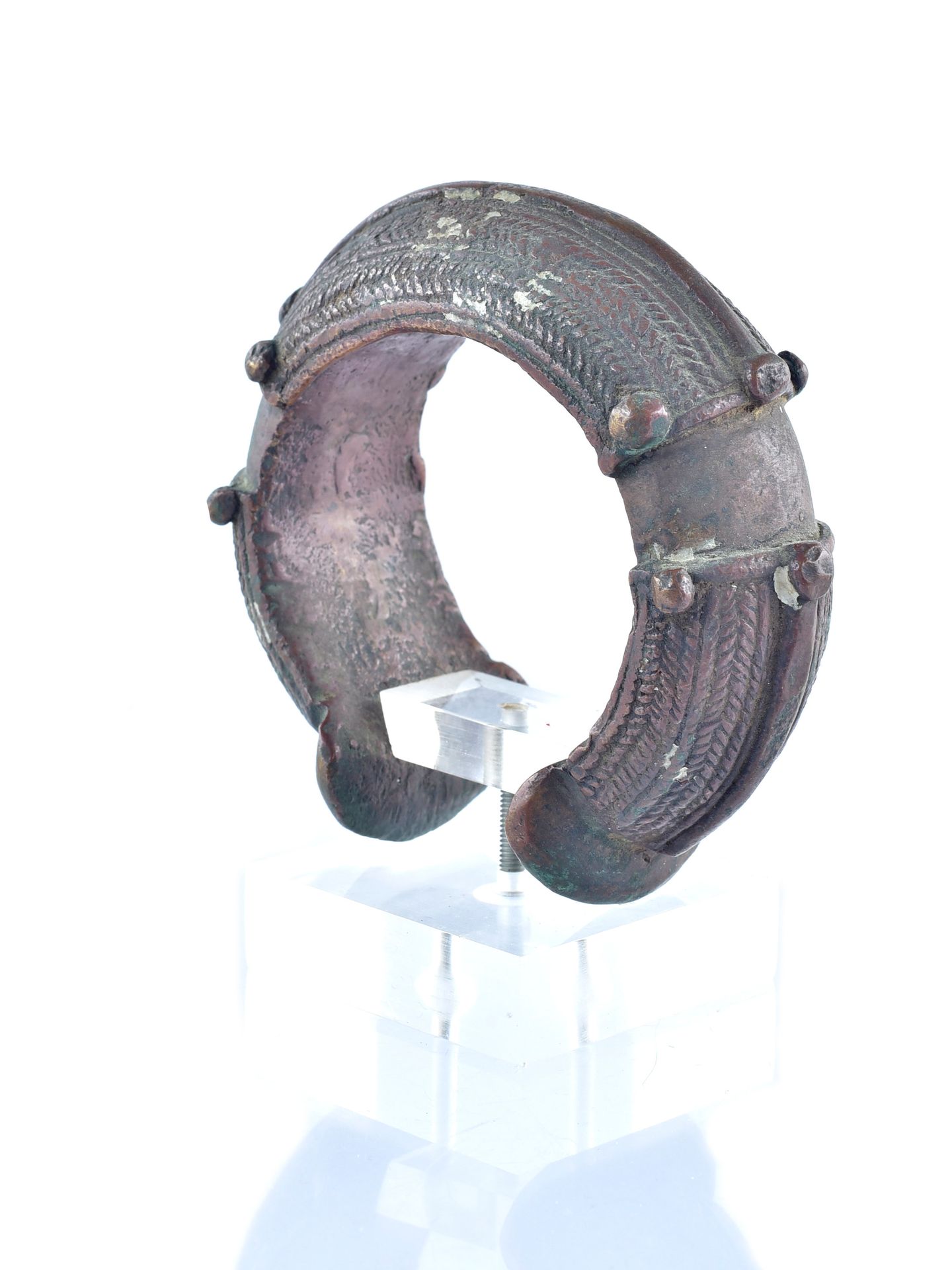 A Gurunsi Bracelet 手镯

Gurunsi, 布基纳法索

米特-索克尔/带底座

黄色的铸铁。高9.5厘米。宽10,5厘米。

 

出处。&hellip;