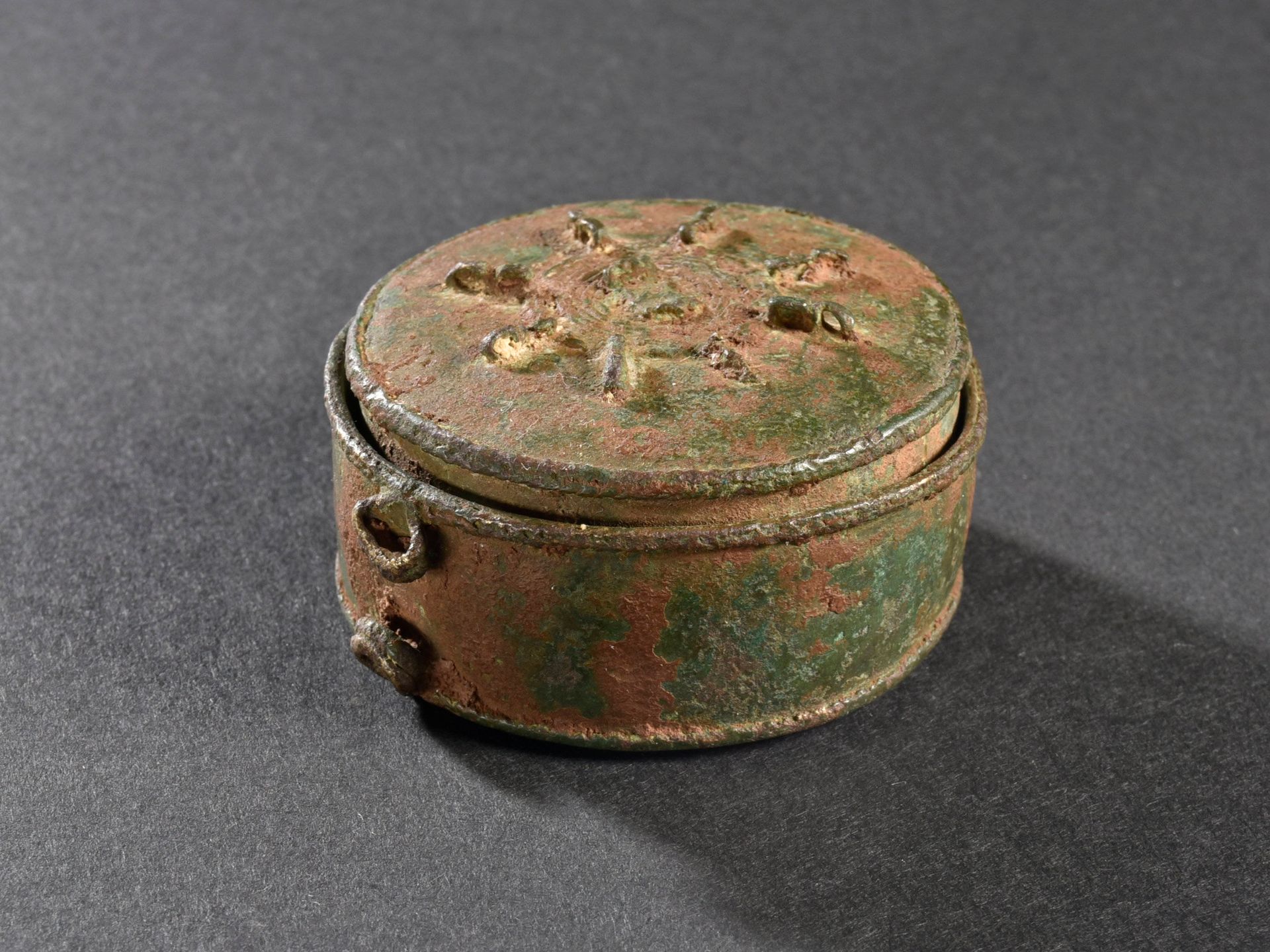 An Asante Golddust Box, "adaka" 金粉盒，"阿达卡

阿桑特，加纳

Ohne Sockel / 无底座

铜合金。高2,5厘米。&hellip;
