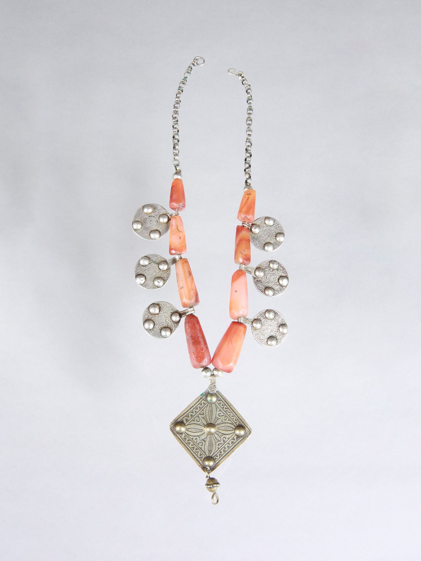 A Berber Necklace with seven Pendants 带七个珠宝吊坠的项链

柏柏尔人，萨赫勒人

Ohne Sockel / 无底座

&hellip;