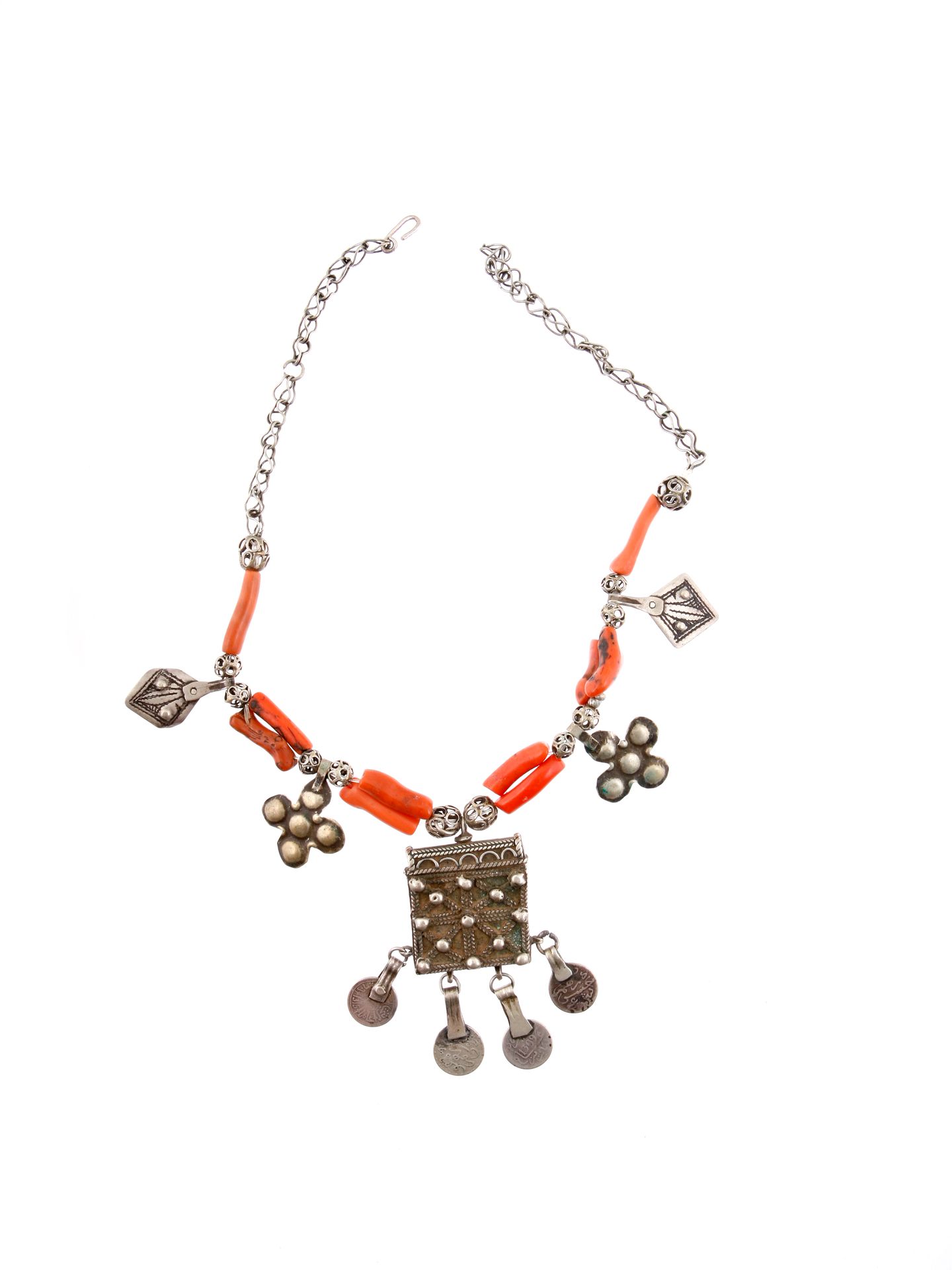 A Berber Necklace with five Pendants Collar con cinco colgantes de joyería

Bere&hellip;