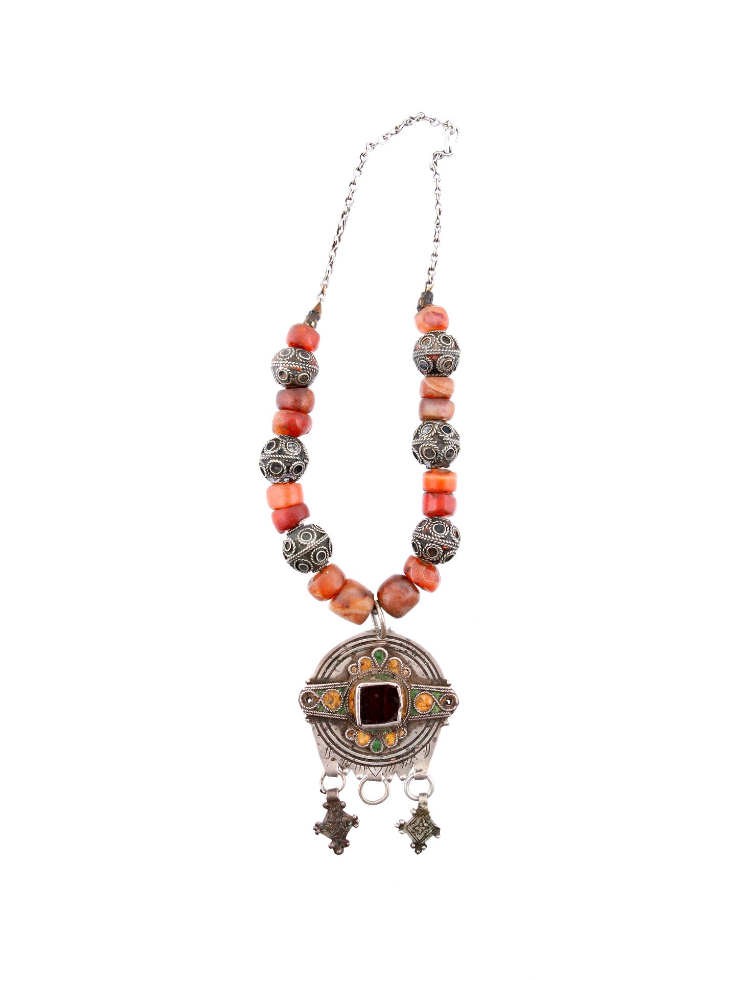 A Berber Necklace with a central Pendant 带中央珠宝吊坠的项链

柏柏尔人，萨赫勒人

Ohne Sockel / 无底&hellip;
