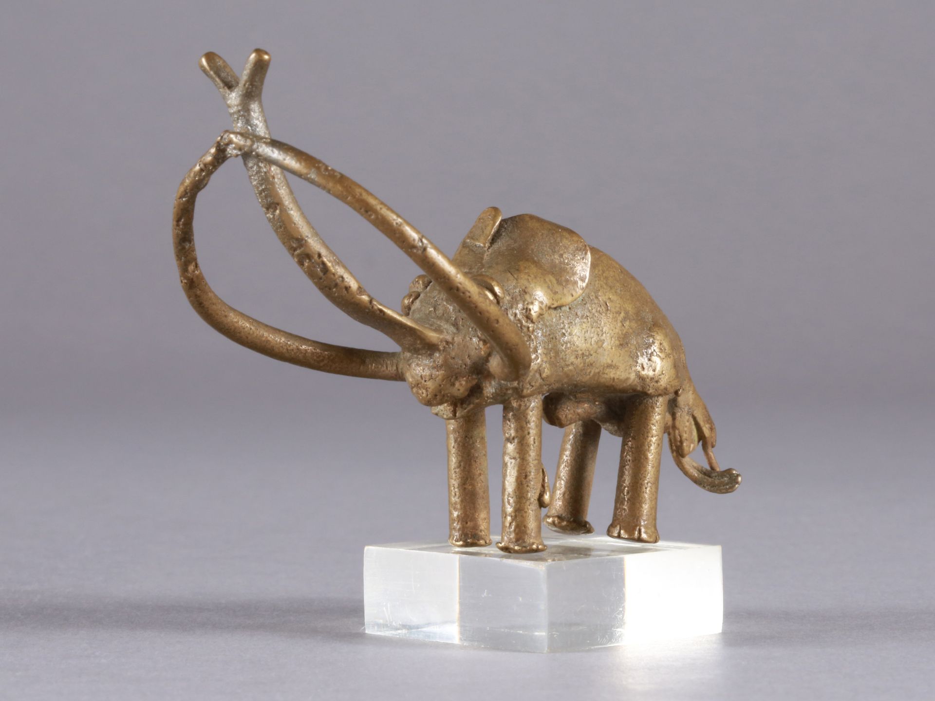 An Asante figurative Goldweight, Elephant Peso de oro figurado, elefante

Asante&hellip;