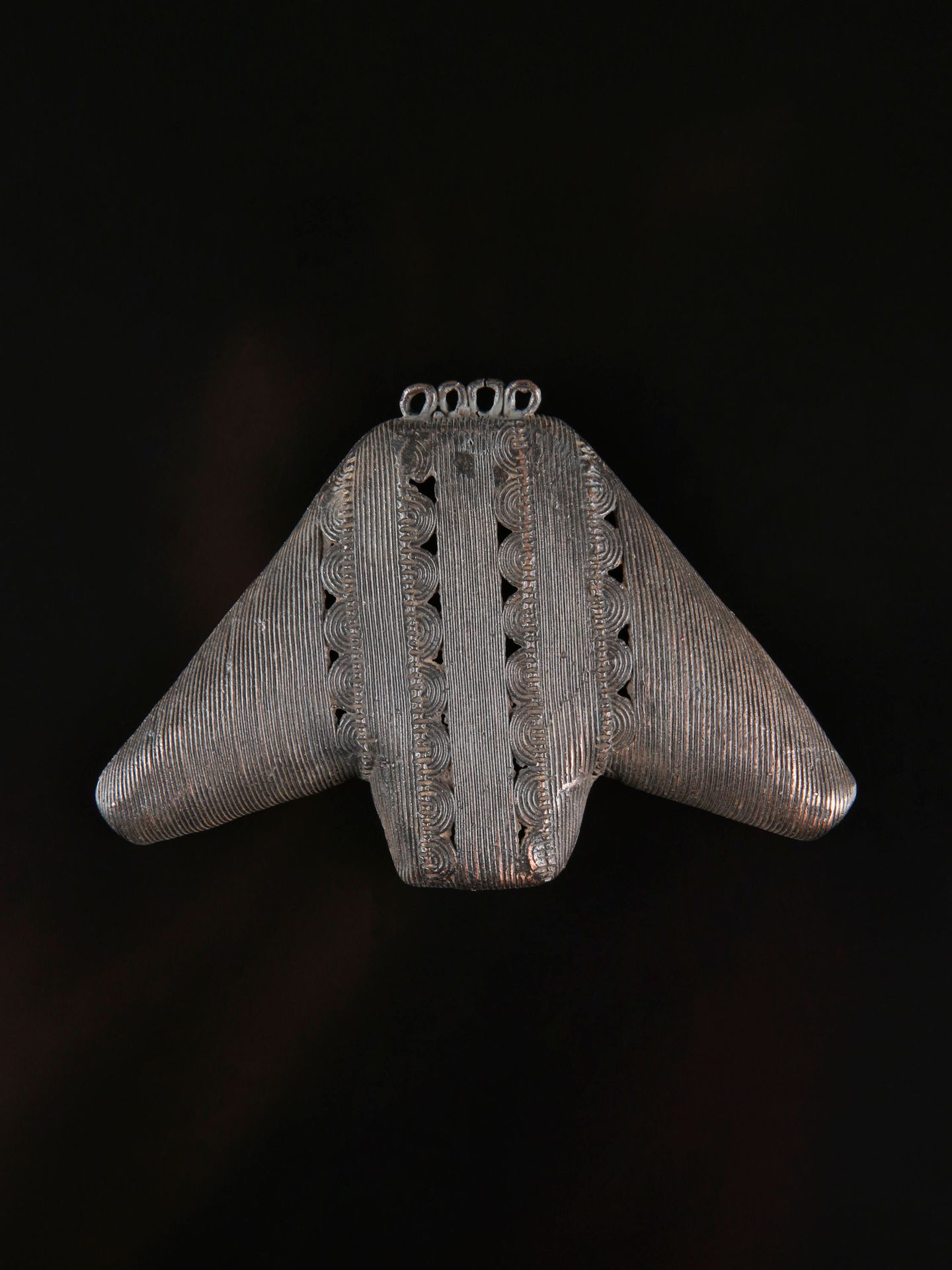 An Akan Jewelry Pendant 珠宝吊坠

阿坎，加纳/科特迪瓦

Ohne Sockel / 无底座

铜。高8厘米。宽12厘米。

 

出&hellip;