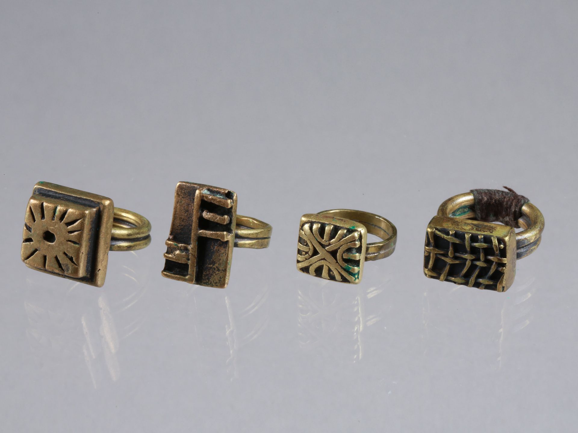 4 Rings with Goldweights 4 finger rings with gold weights

Asante, Ghana

Ohne S&hellip;