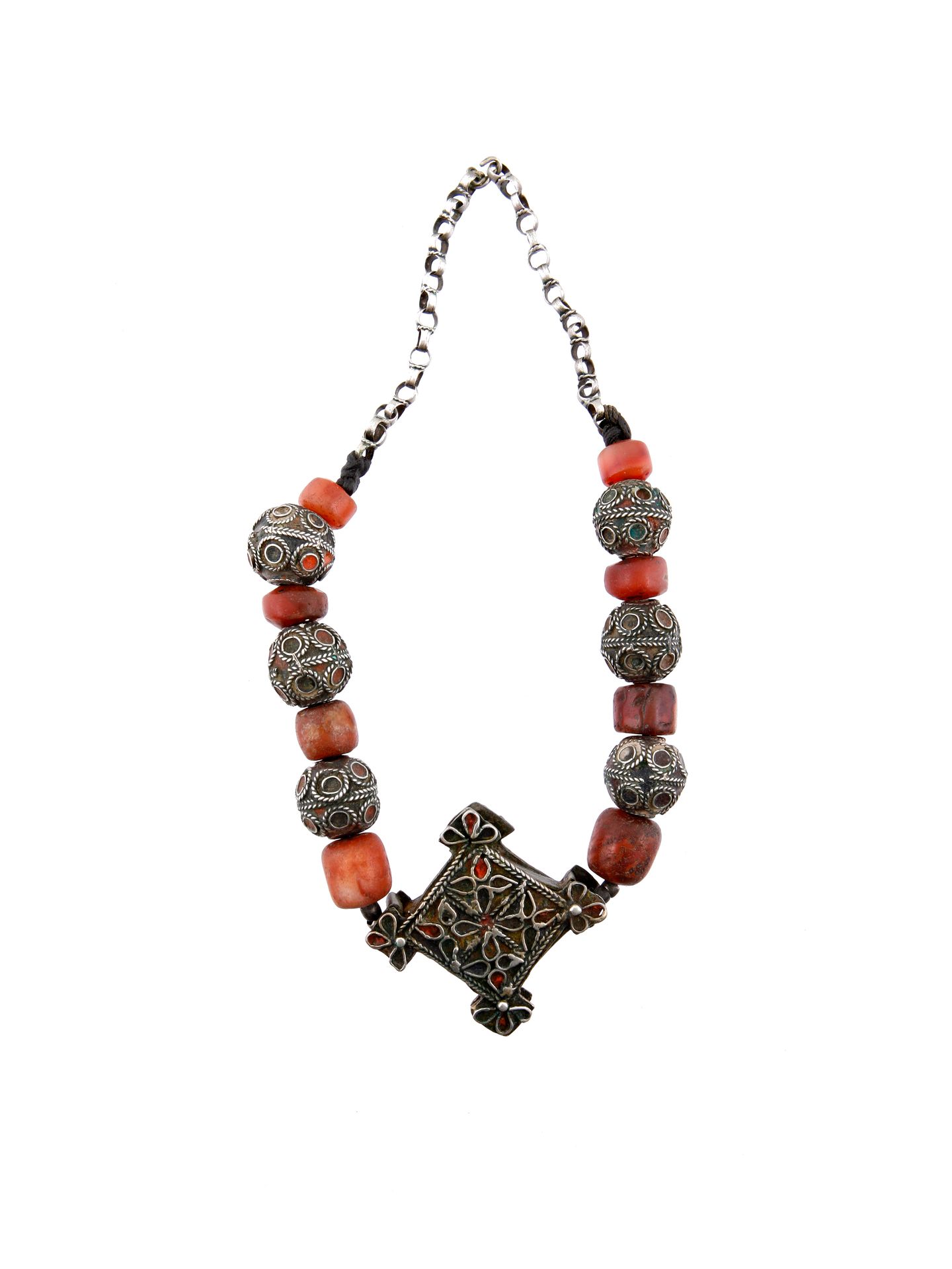 A Berber Necklace with a central Pendant 带中央珠宝吊坠的项链

柏柏尔人，萨赫勒人

Ohne Sockel / 无底&hellip;