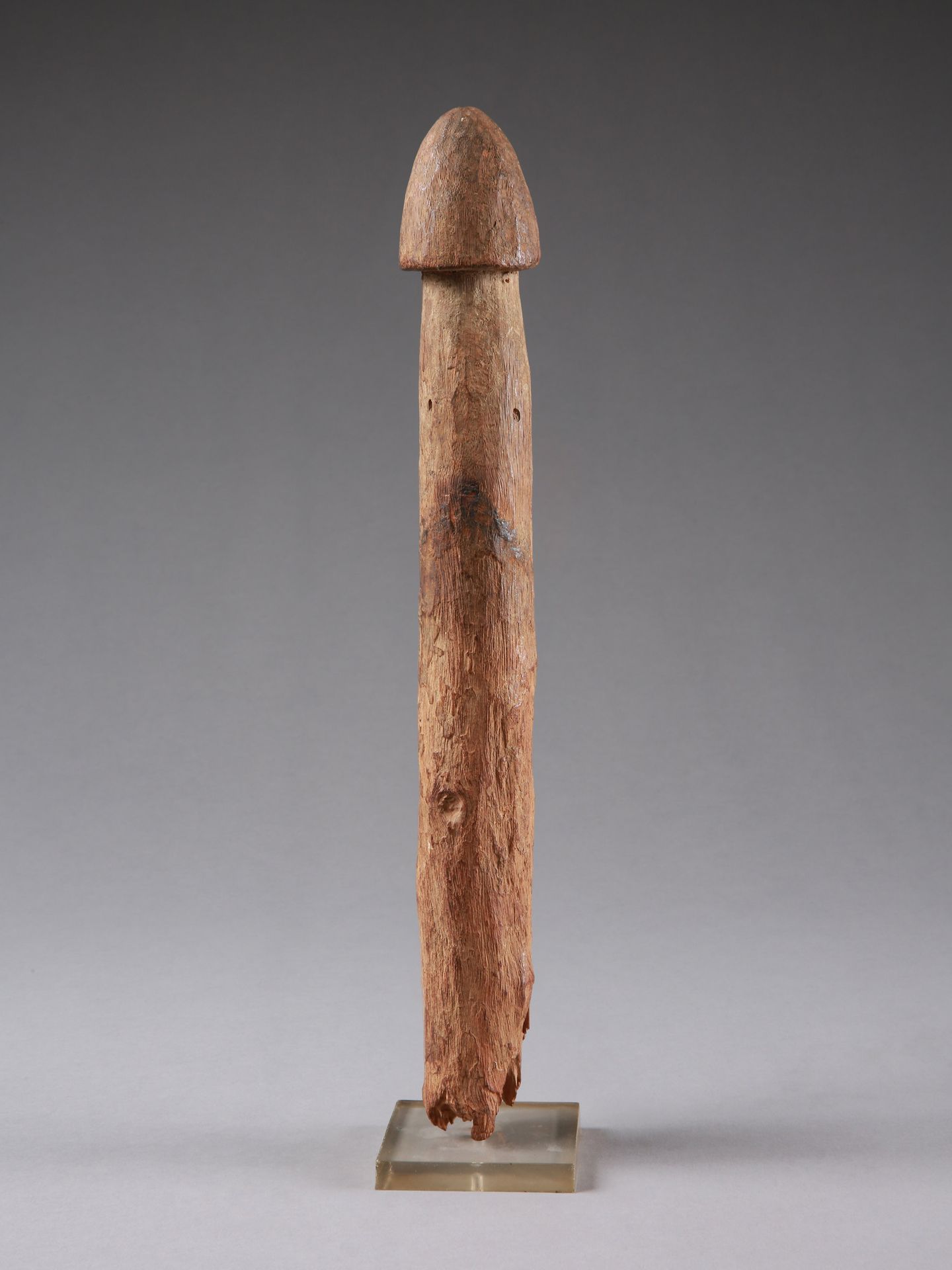 A Fon Phallus Wood phallus

Fon, Benin

Mit Sockel / with base

Wood. H 35 cm.

&hellip;