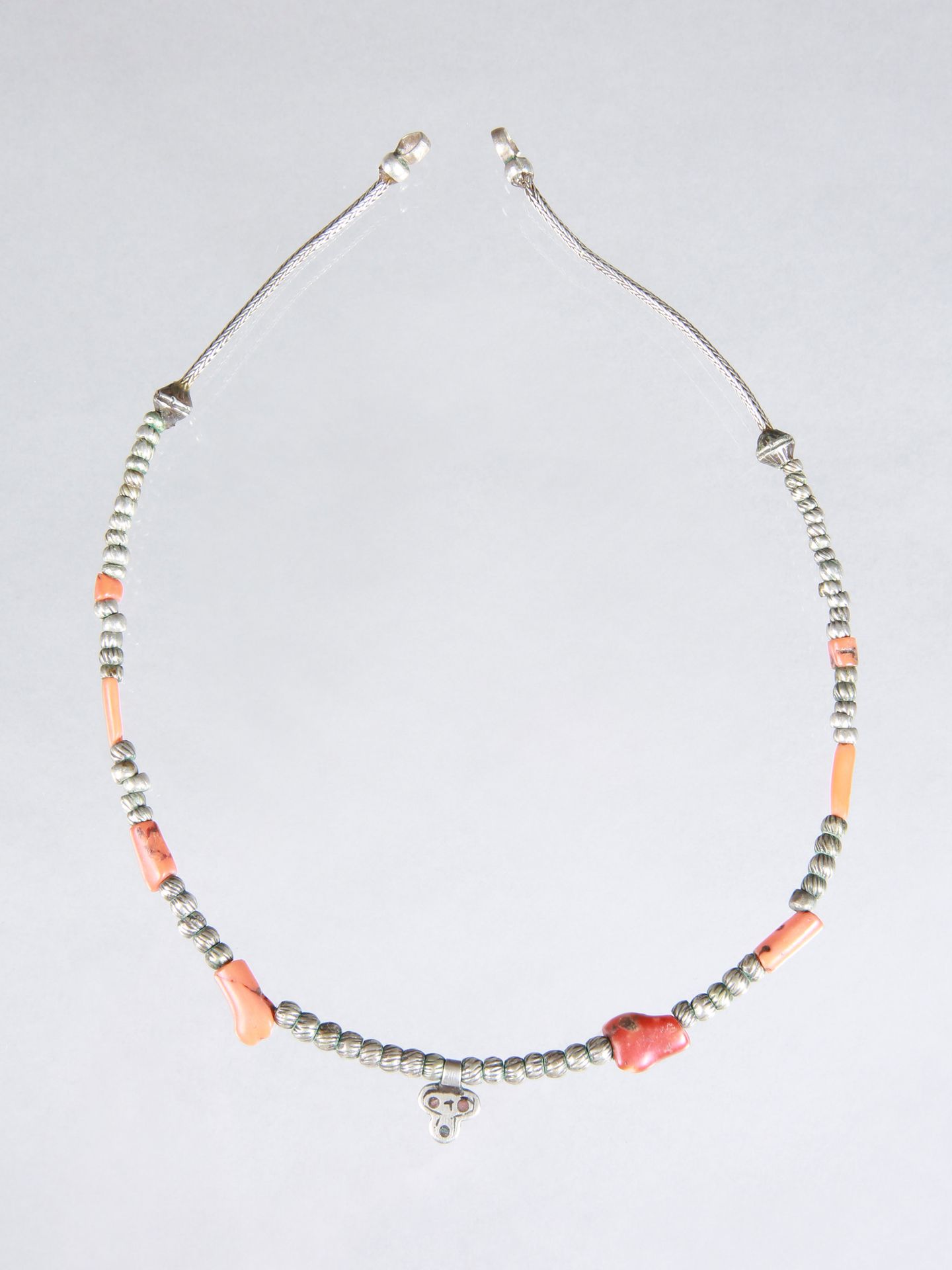 A Berber Necklace 项链

柏柏尔人，萨赫勒人

Ohne Sockel / 无底座

银色，珊瑚色。高7厘米。长34厘米。

 

出处。

&hellip;