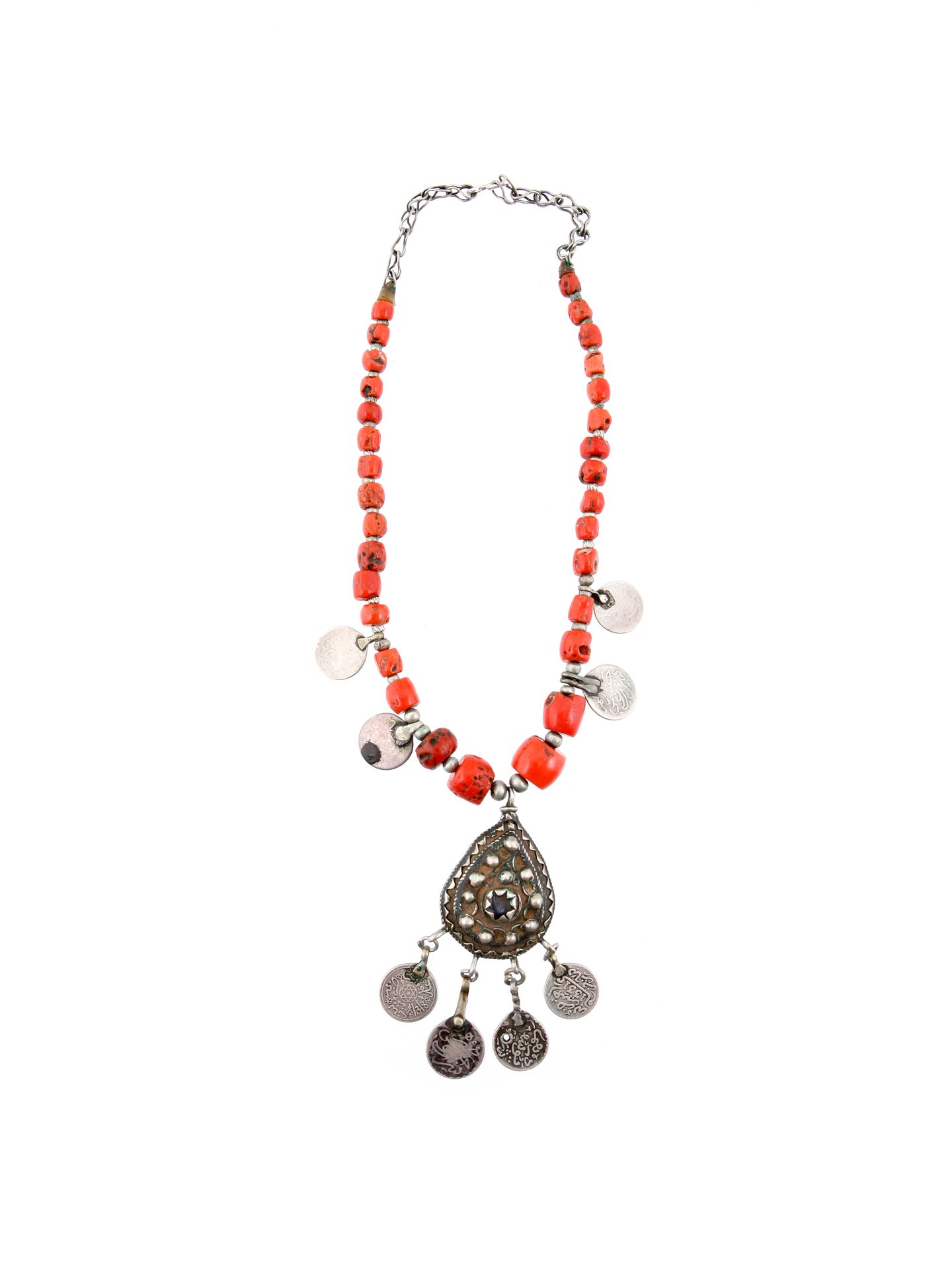 A Berber Necklace with five Pendants 带5个珠宝吊坠的项链

柏柏尔人，萨赫勒人

Ohne Sockel / 无底座

银&hellip;