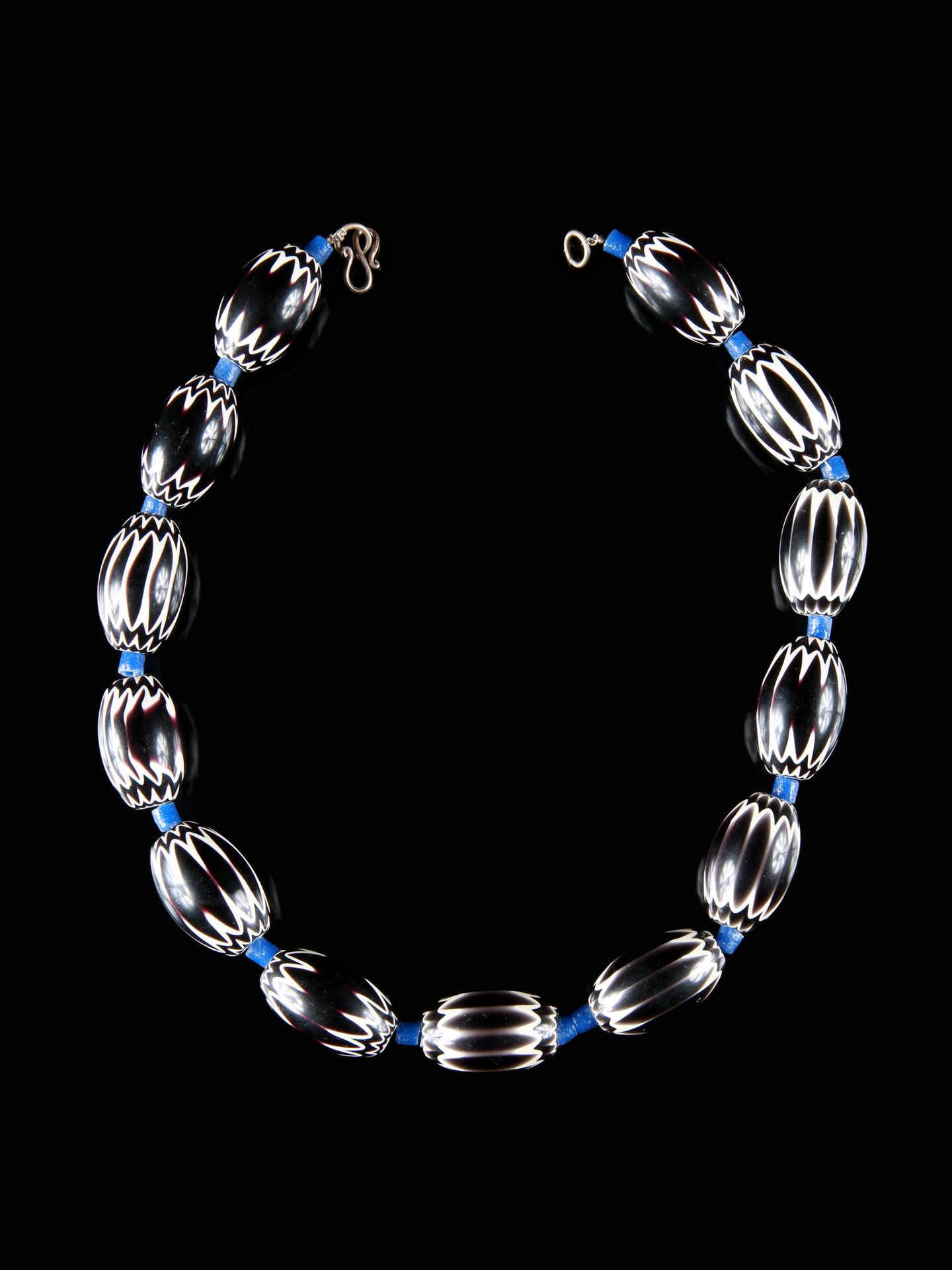 A Chevron Beads Necklace Collier, Chevron-Perlen

Westafrika

Ohne Sockel / with&hellip;