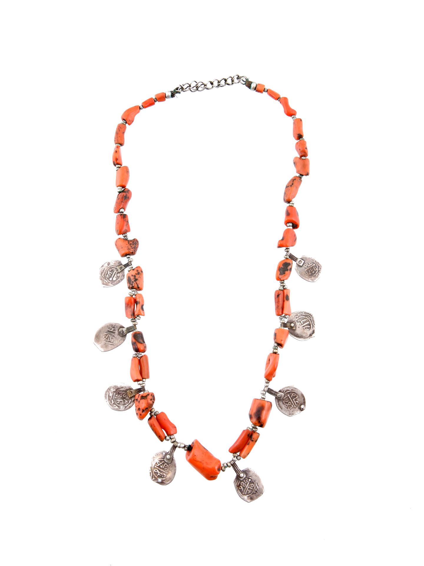 A Berber Necklace with eight Pendants 带八个珠宝吊坠的项链

柏柏尔人，萨赫勒人

Ohne Sockel / 无底座

&hellip;