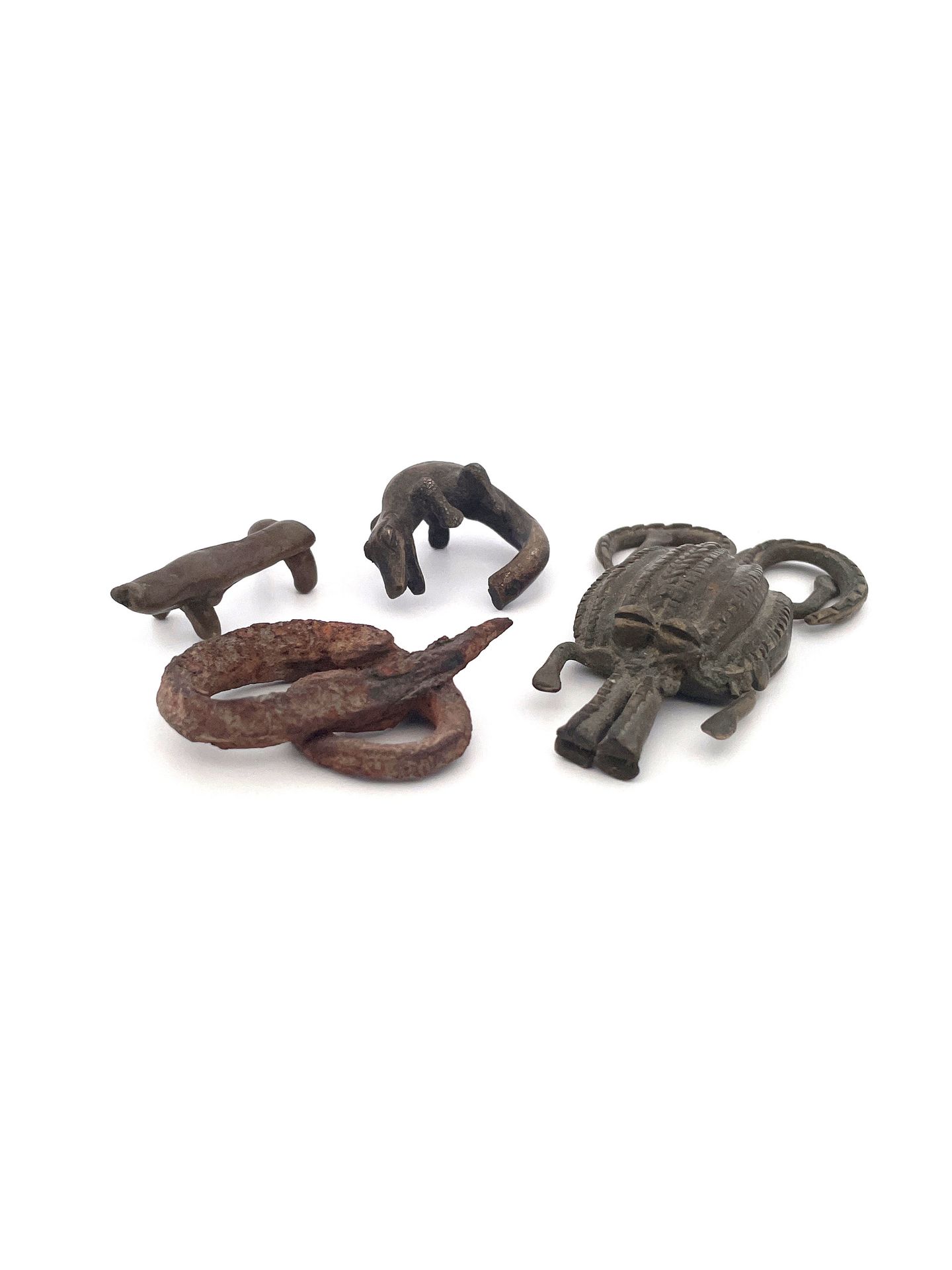 3 Miiature Bronzes and an Iron Snake 3 petits bronzes et 1 serpent de fer

Ghana&hellip;