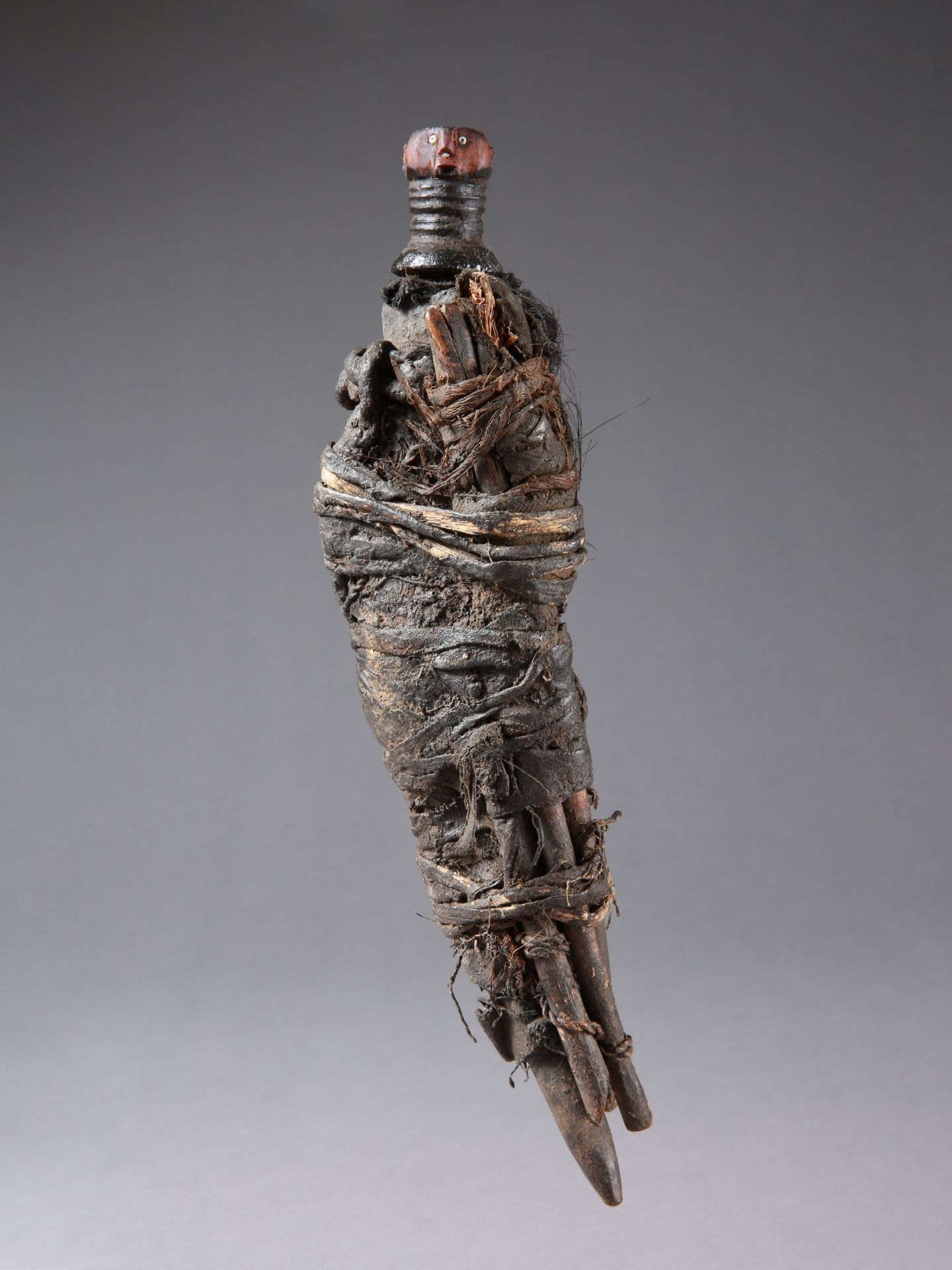 A Pare Medicinical Horn 医学角

坦桑尼亚，帕雷

Ohne Sockel / 无底座

木材，皮革，纺织品。长29厘米。

 

出处&hellip;