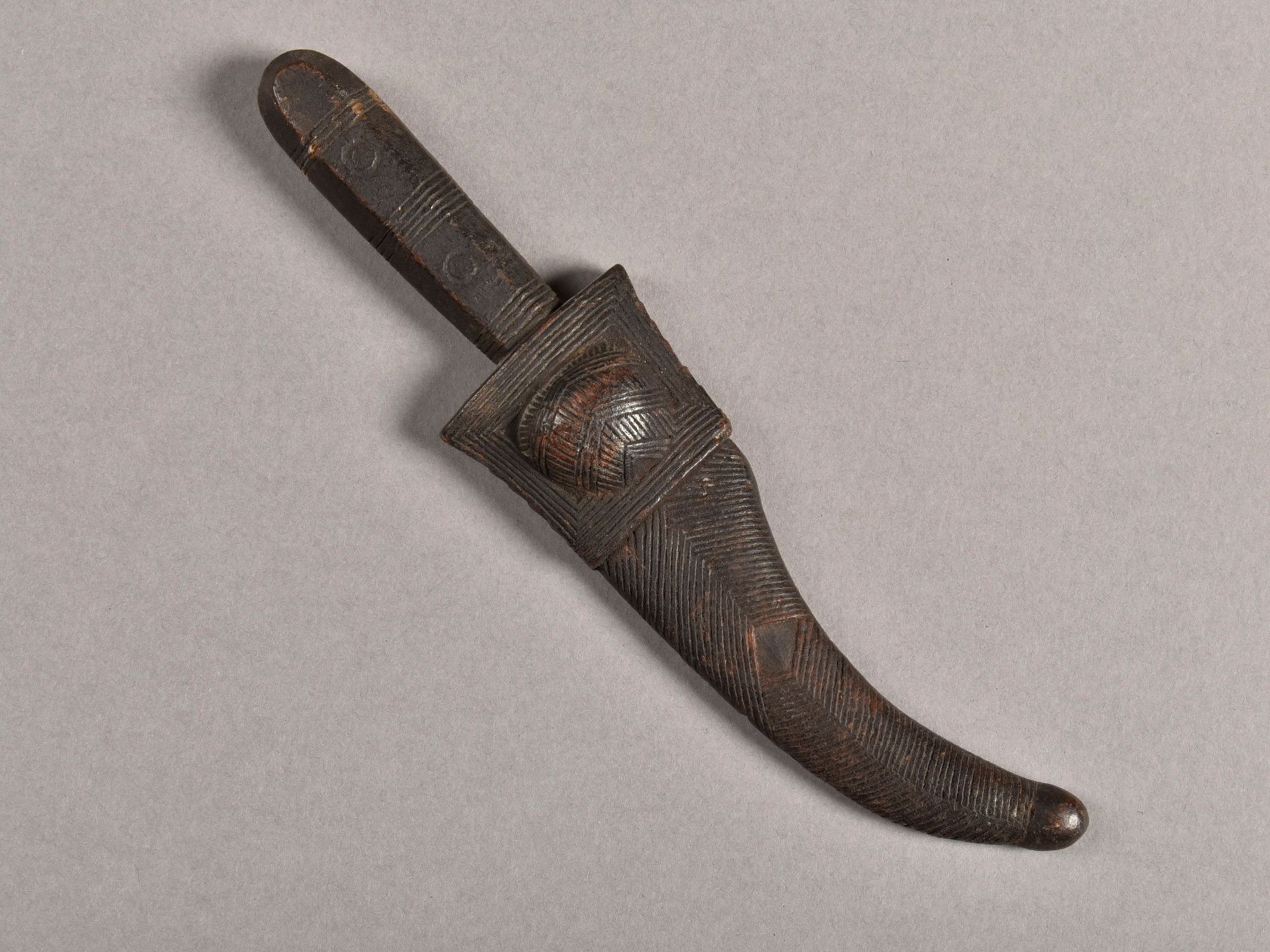 A Baule Prestige Object, Dagger in a Sheath 鲍尔声望物品，刀鞘中的匕首

包尔，科特迪瓦

Ohne Sockel &hellip;