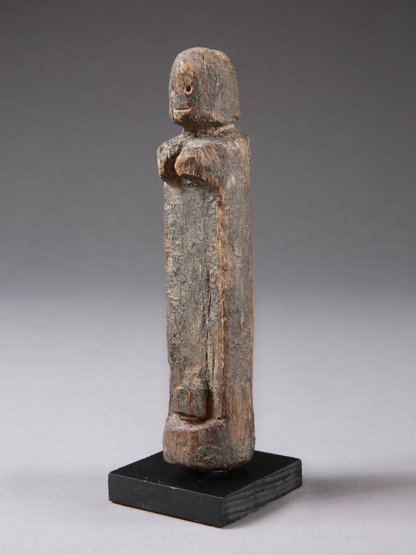 A DOGON FIGURE Figurine Dogon, Mali Avec socle / with base Bois. H 14,5 cm. Prov&hellip;