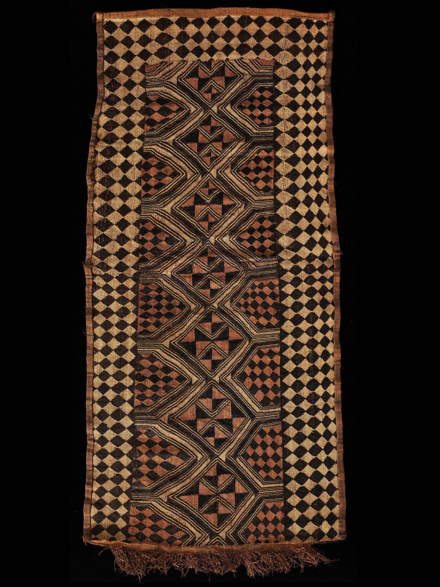 A Kuba Woven Fabric Raphia纺织品
古巴，刚果民主共和国
Ohne Sockel /无底座
Raphia。宽57厘米。长118厘米。
 &hellip;