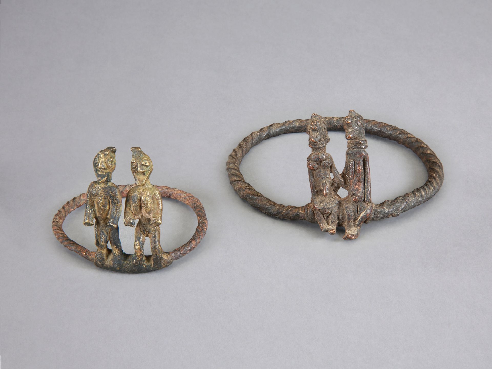 2 Lobi Bracelets with a seated Couple, "mwani" 2 bracelets avec une paire de fig&hellip;