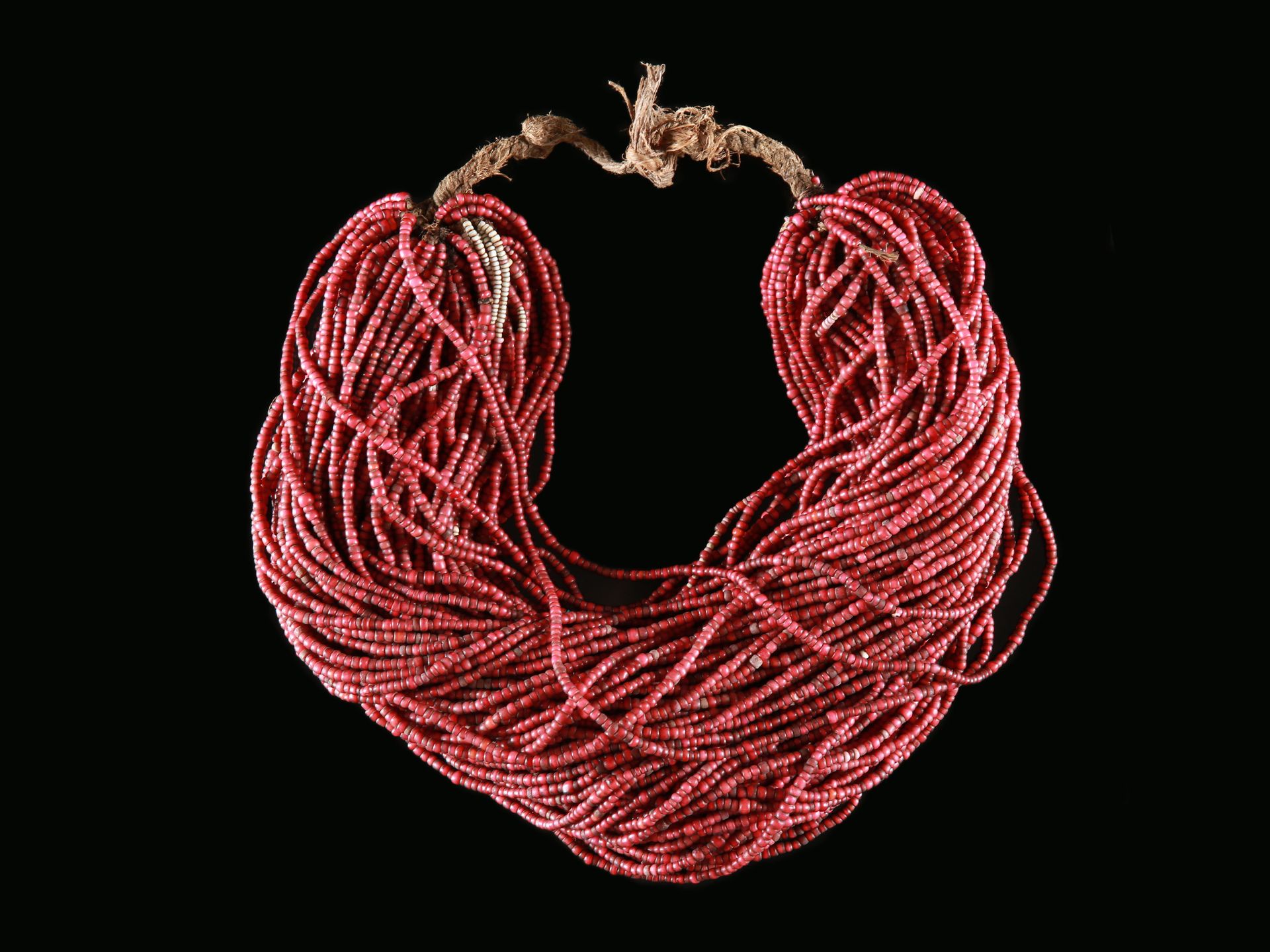 A Tutsi Necklace Collier
Tutsi, Rwanda, Burundi
Sans socle / without base
Perles&hellip;