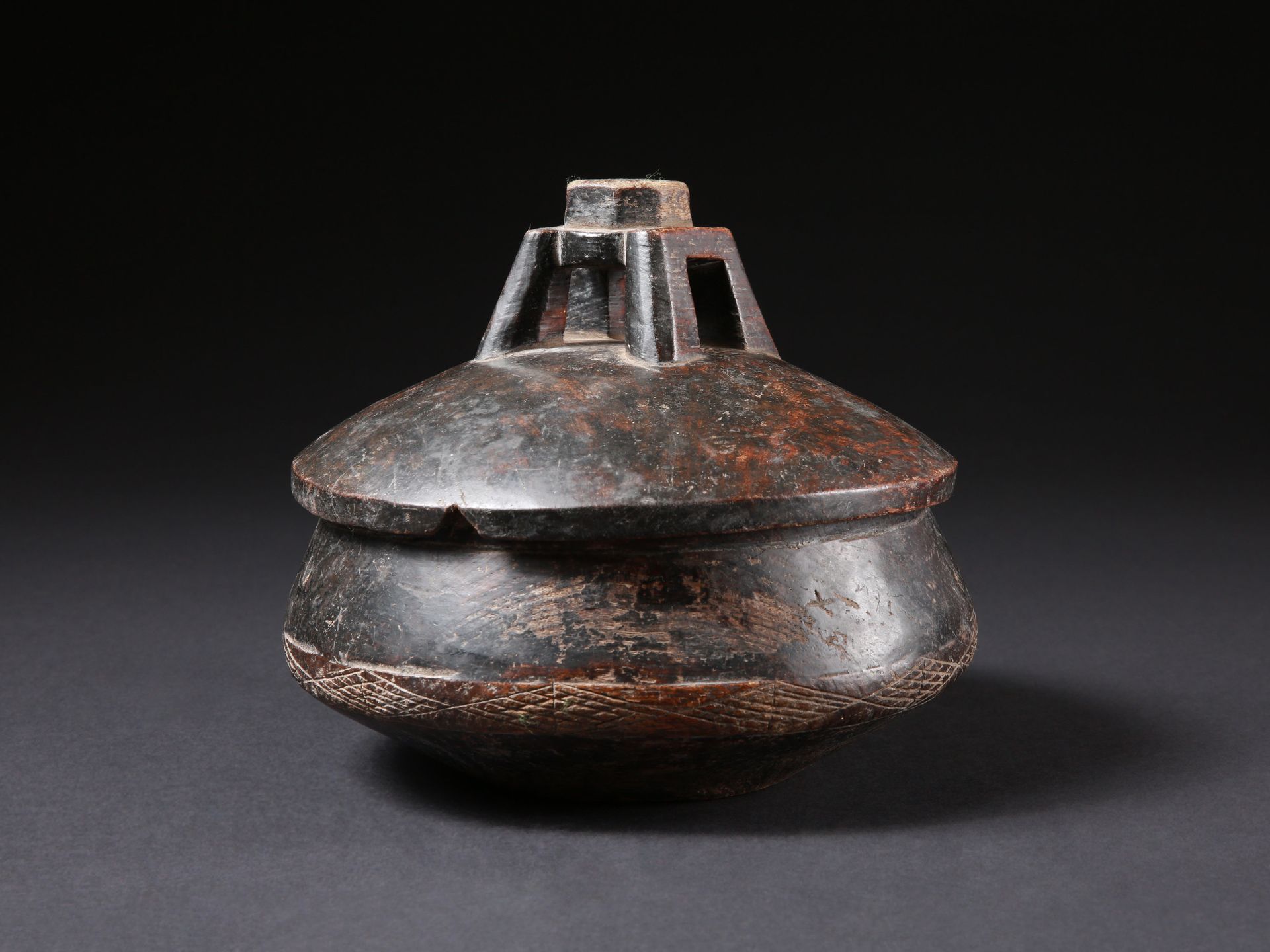 A Lozi (Rotse) wooden Bowl with Lid, "tubana" Coupelle avec couvercle, "tubana
L&hellip;