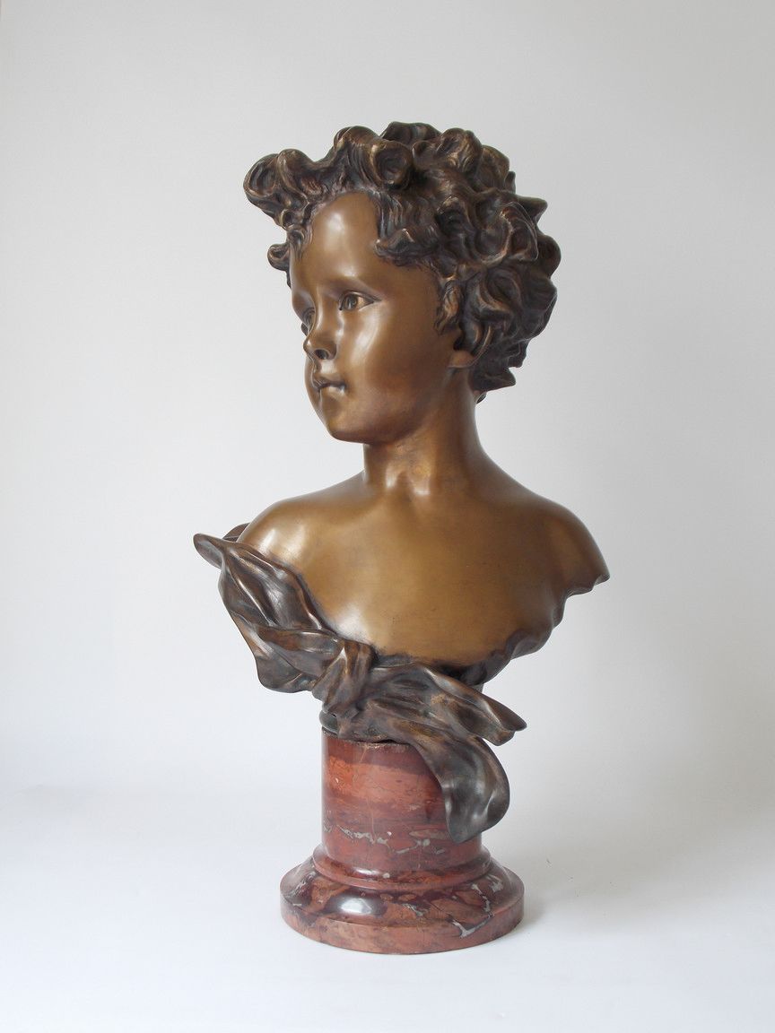 Null Busto di bambino in bronzo con patina marrone su una base in marmo rosso. H&hellip;