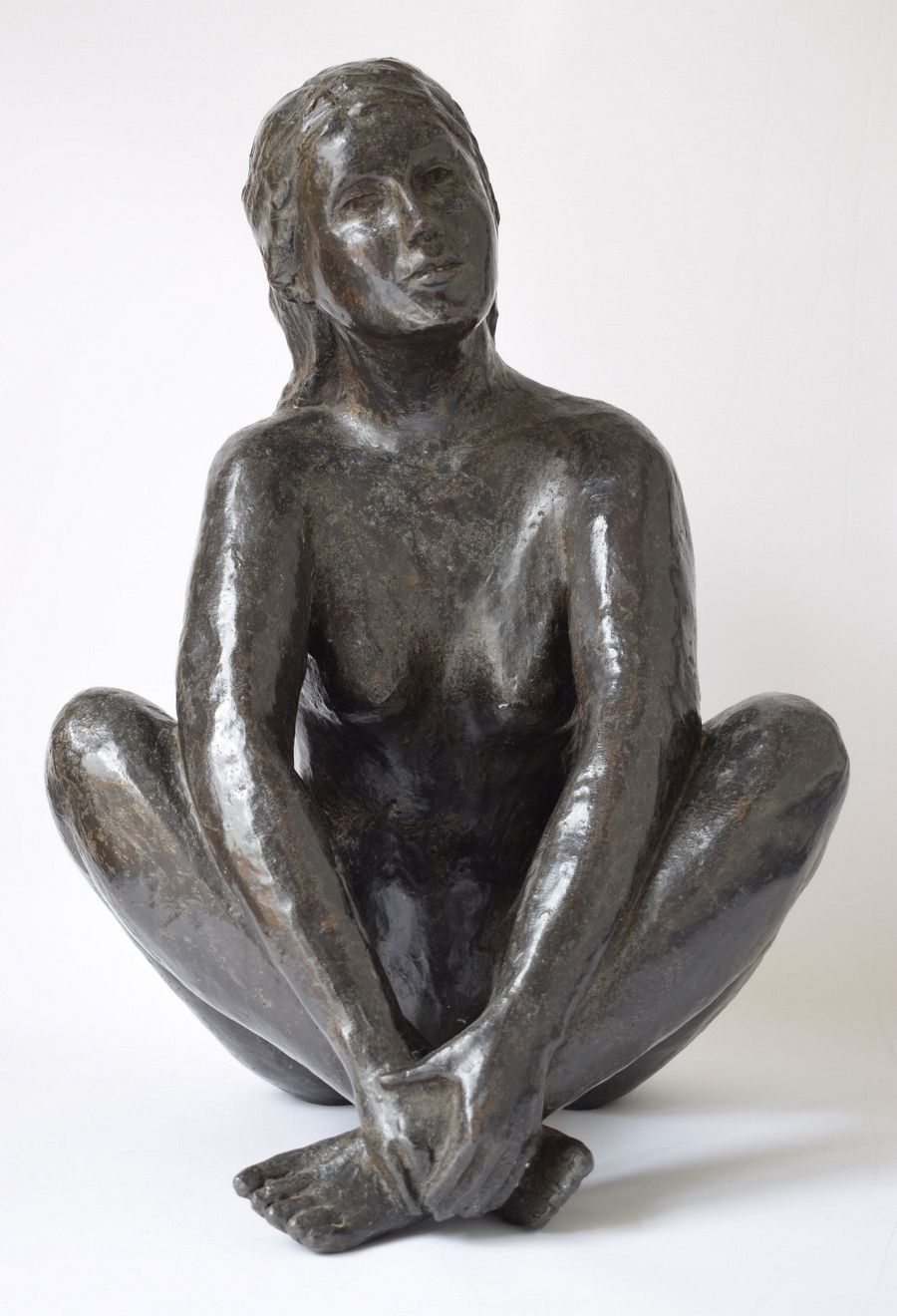 Null Nu assis, Escultura en bronce con pátina verde. 50 x 35 x 35.