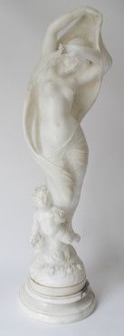 Null Statue en albâtre sur piédestal. H: 70 cm.