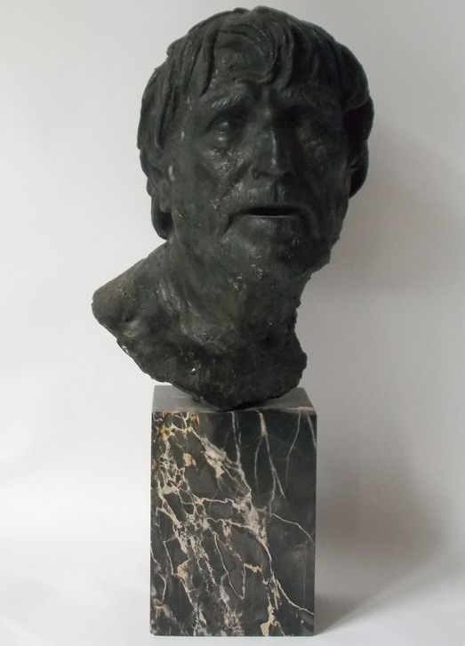 Null Seneca: bust of patinated bronze on marble base. H: 32 cm.